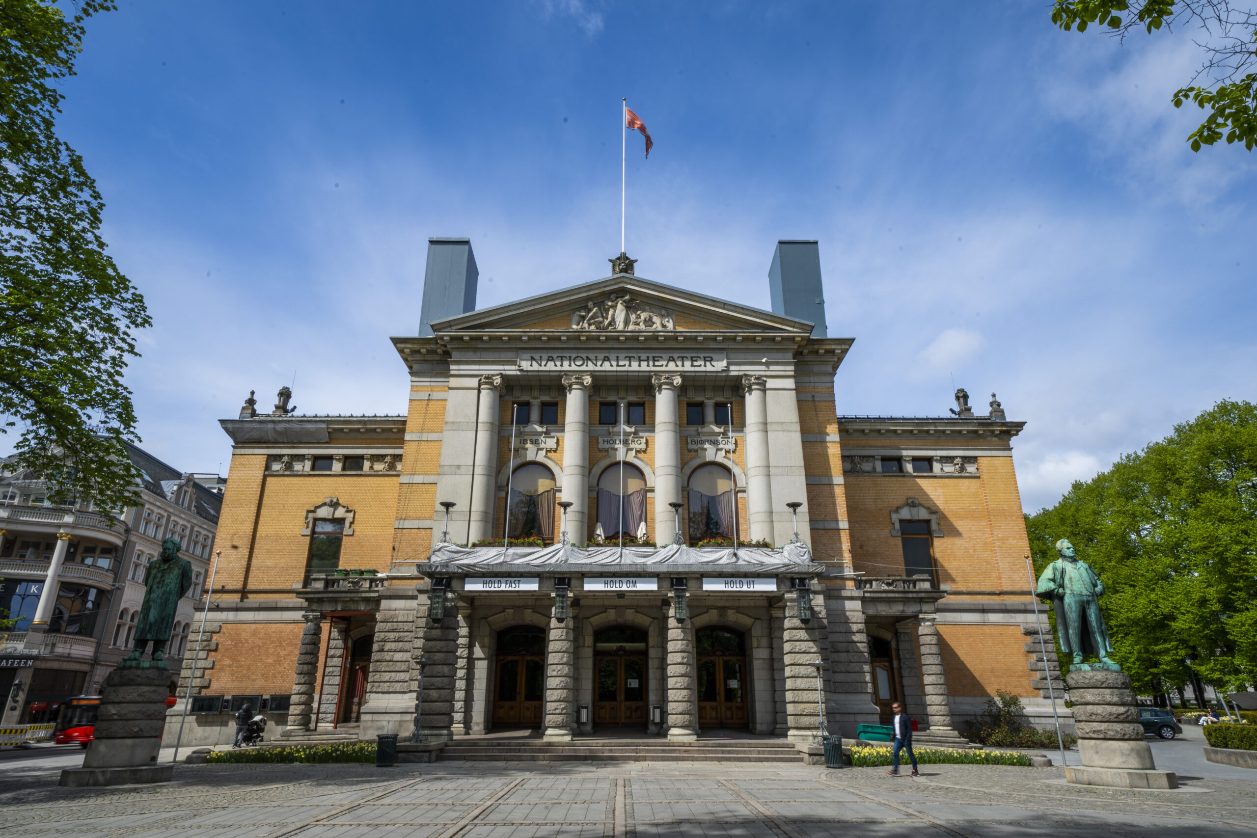 Oslo 20200514. Nationaltheatret i Oslo med ordene «Hold fast», «Hold om» og «Hold ut» skrevet over inngangspartiet. (Foto: Håkon Mosvold Larsen/NTB.)