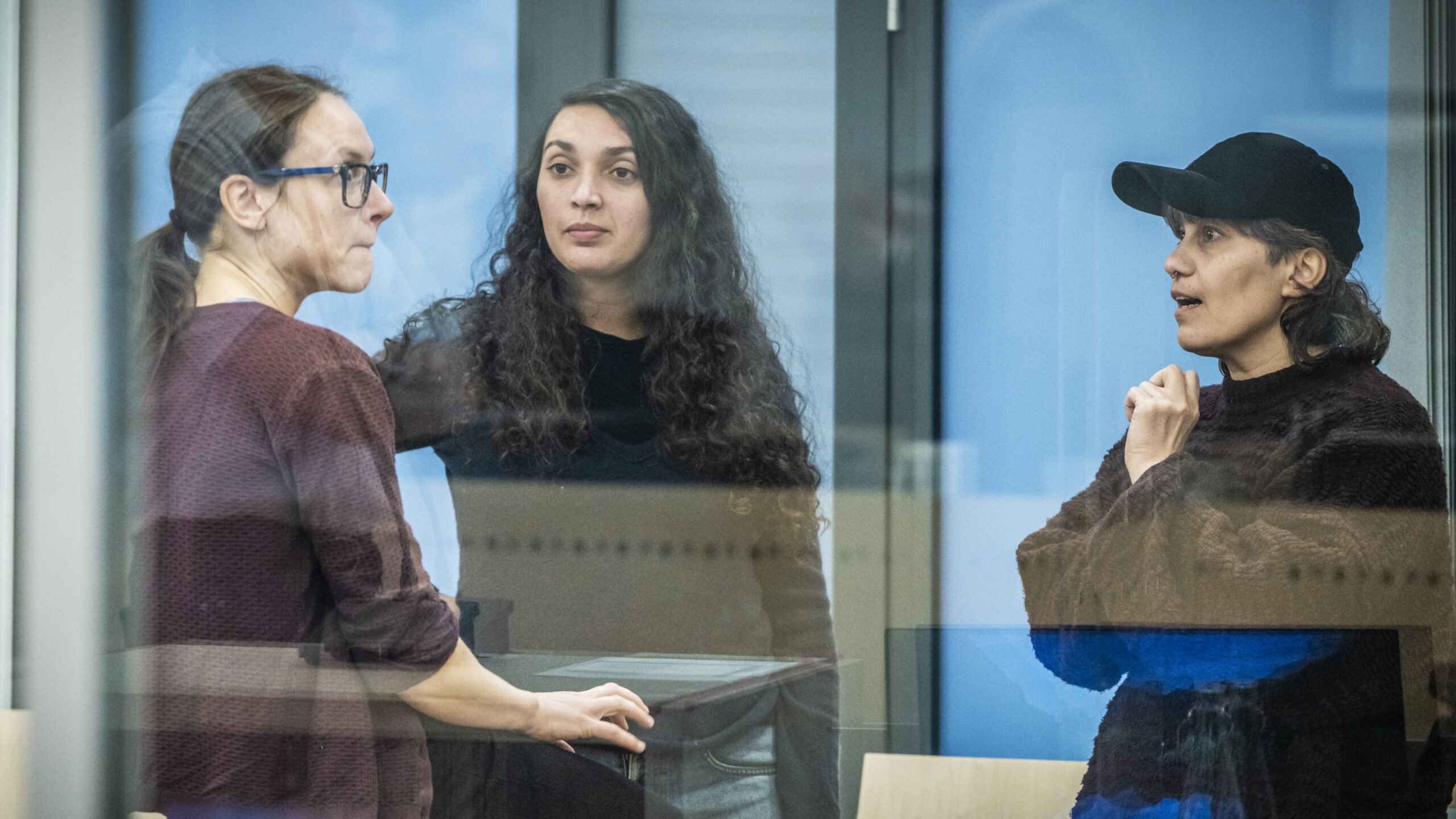 Oslo 20201001. Sara Baban (t.h.) og Hanan Benammar (midten), som er to av kunstnerne bak forestillingen ved Black Box-teateret, under rettssaken mot Laila Anita Bertheussen i sal 250 i Oslo tingrett torsdag. Bertheussen, som er samboer med tidligere justisminister Tor Mikkel Wara, er tiltalt for angrep på demokratiet og trusler mot ledende politikere. POOL. (Foto: Ole Berg-Rusten/NTB.)