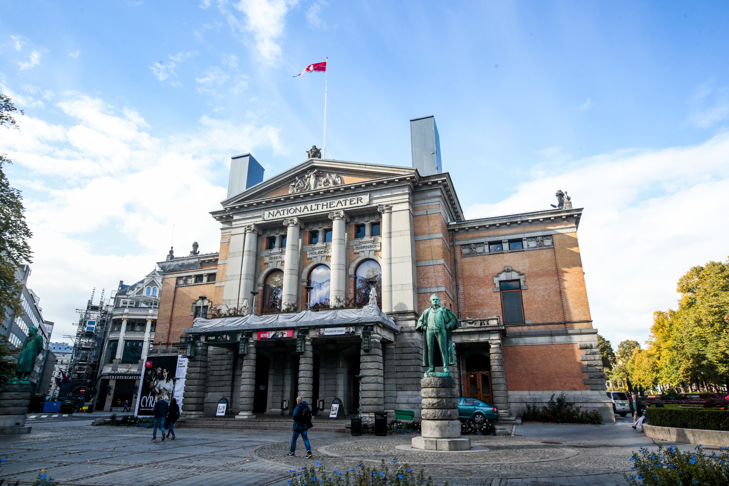 Nationaltheatret forfaller og flere områder inne og ute er dekket til av frykt for at bygningsdeler skal løsne. Flere steder er det tydelige sprekkdannelser. (Foto: Lise Åserud/NTB.)