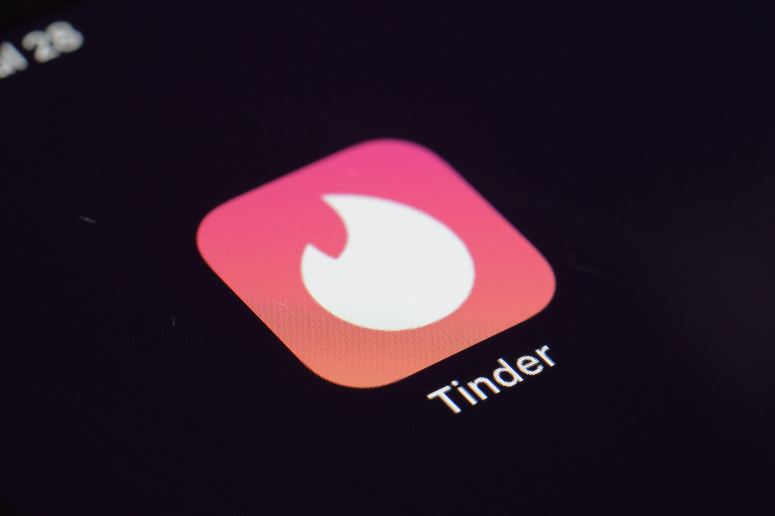 FILE - This Tuesday, July 28, 2020, file photo shows the icon for the Tinder dating app on a device in New York. The use of dating apps in the last 18 months of the pandemic has surged around the globe. Tinder reported 2020 as its busiest year. (Foto: AP Photo/Patrick Sison.)