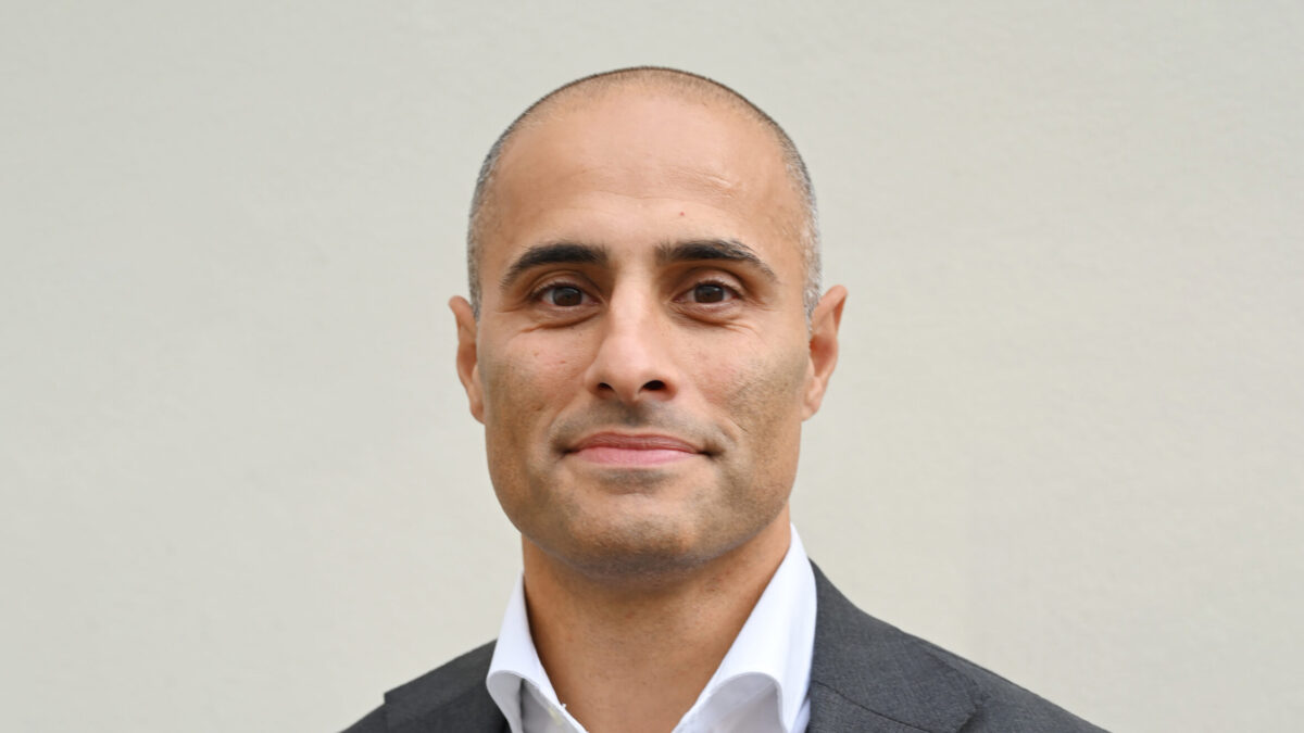 Mahmoud Farahmand har over en rekke år blitt kjent som en av identitetspolitikkens fremste kritikere. Han vil ha seg frabedt fordeler basert på sin hudfarge. Nå er han nominert til Årets stemme. (Foto: Danby Choi.)