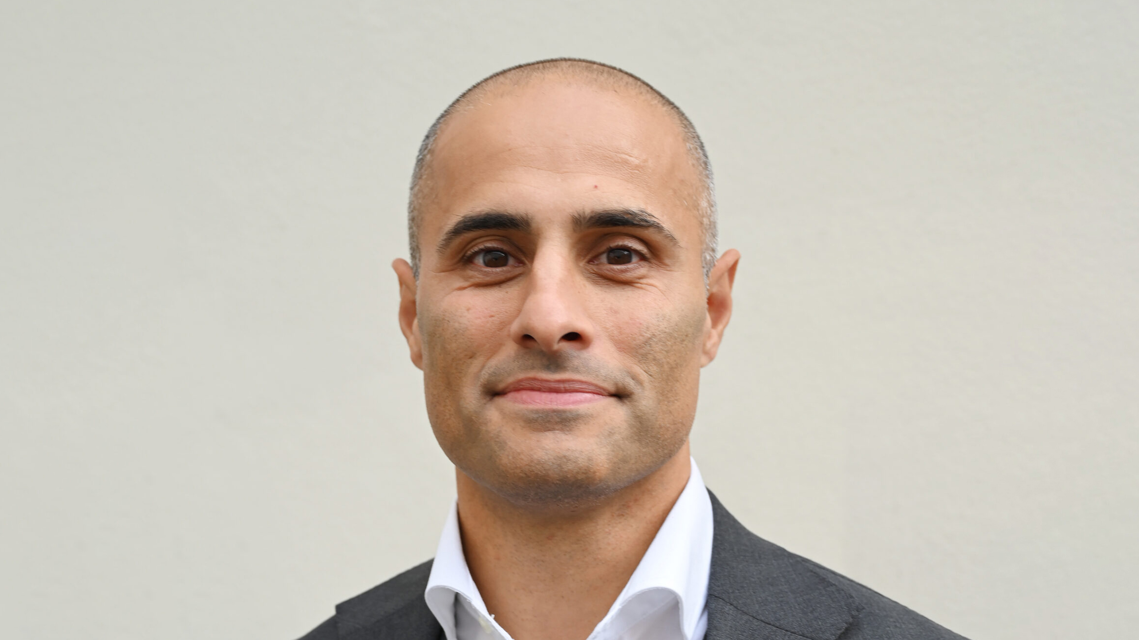 Mahmoud Farahmand har over en rekke år blitt kjent som en av identitetspolitikkens fremste kritikere. Han vil ha seg frabedt fordeler basert på sin hudfarge. Nå er han nominert til Årets stemme. (Foto: Danby Choi.)