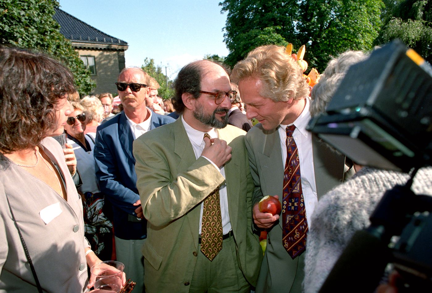 William Nygaard (t.h.) ble forsøkt skutt og drept etter å ha gitt ut Salman Rushdie (t.v.) sin islamkritiske bok. (Foto: Morten Holm/NTB.)