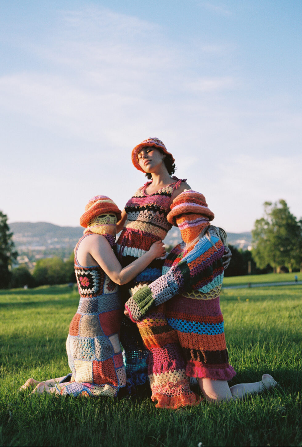 Kunstner og hekle-designer, Kine Ulvestad, lager ekstravagante heklede plagg. (Foto: Xin Li.)