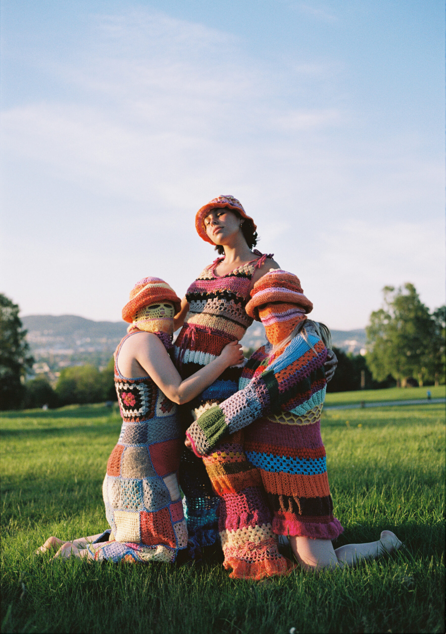 Kunstner og hekle-designer, Kine Ulvestad, lager ekstravagante heklede plagg. (Foto: Xin Li.)