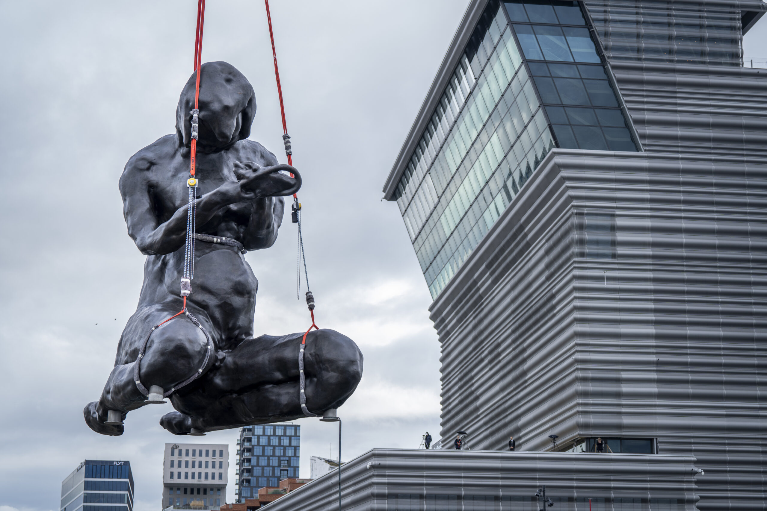 Skulpturen Moren løftes på plass fra Sukkerbiten i Bjørvika i Oslo over Akerselva til den lille hagen utenfor Munch-museet MUNCH. Det ni meter høye kunstverket er laget av Tracey Emin og heter The Mother på engelsk. (Foto: Heiko Junge/NTB.)