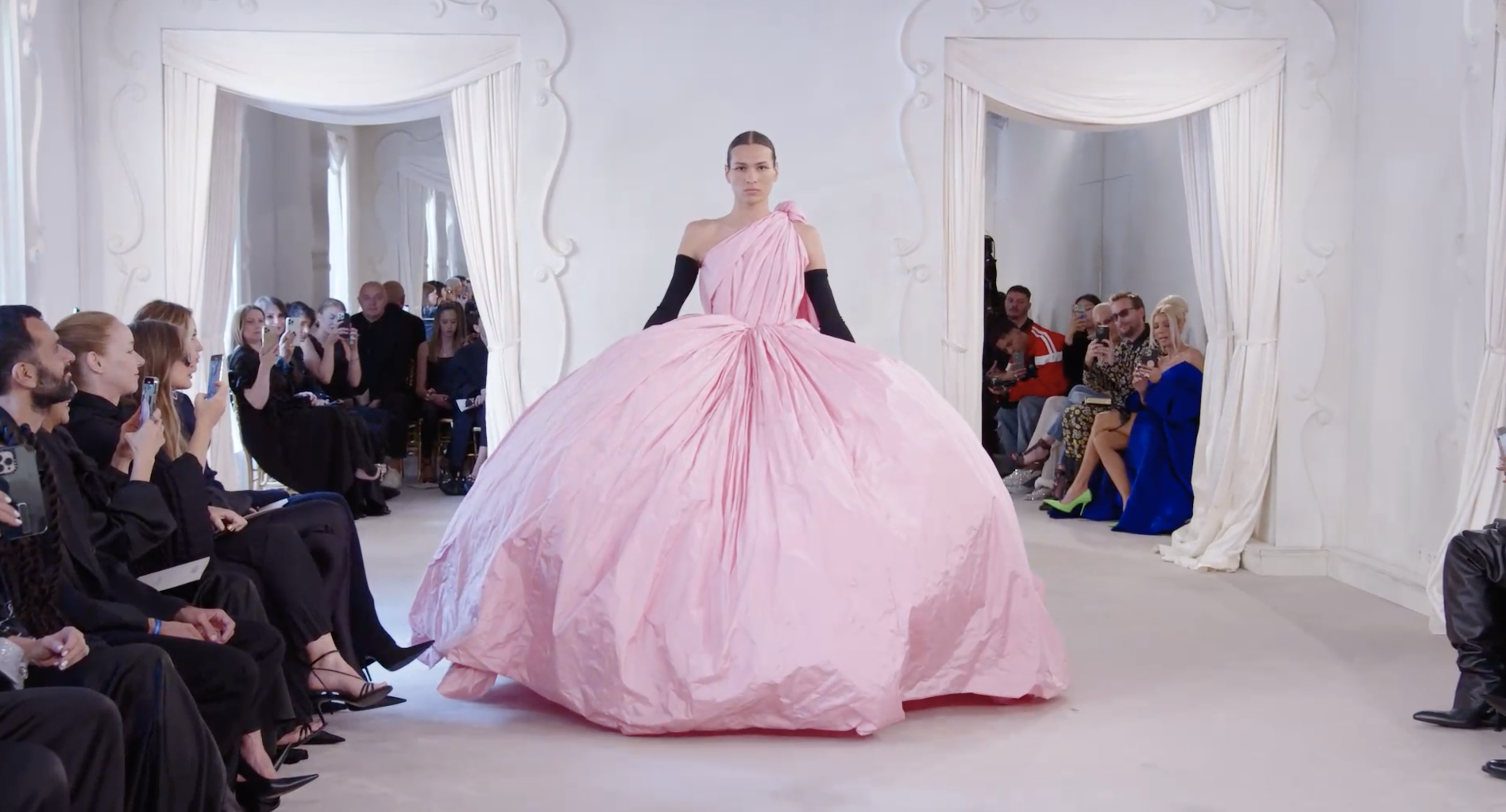 Den norske modellen og kunstneren, Inni Wang, for Balenciaga couture.
