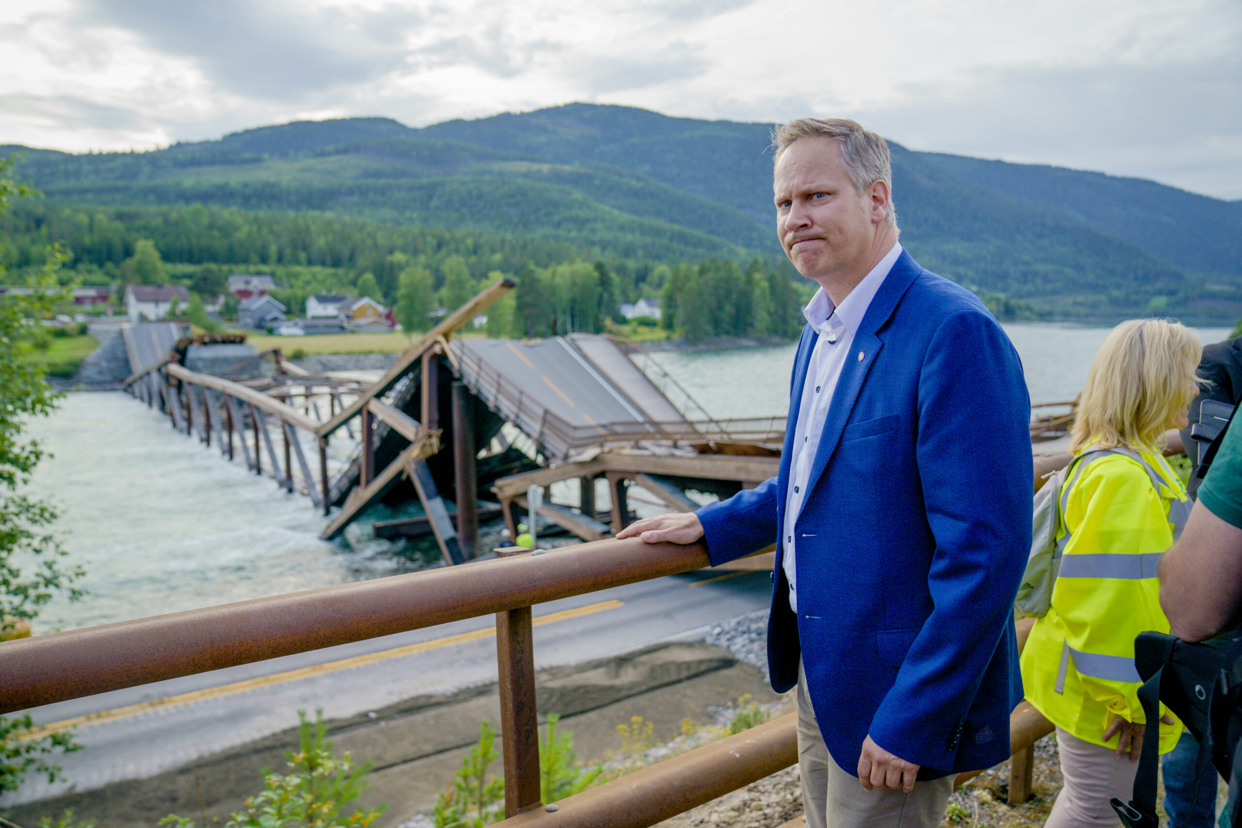 Tretten 20220815. Samferdselsminister Jon-Ivar Nygård (Ap) på befaring ved Tretten bru over Gudbrandsdalslågen i Gudbrandsdalen. Ingen ble skadd da brua kollapset i elva og over E6 med en lastebil og en personbil på. Foto: Stian Lysberg Solum / NTB
