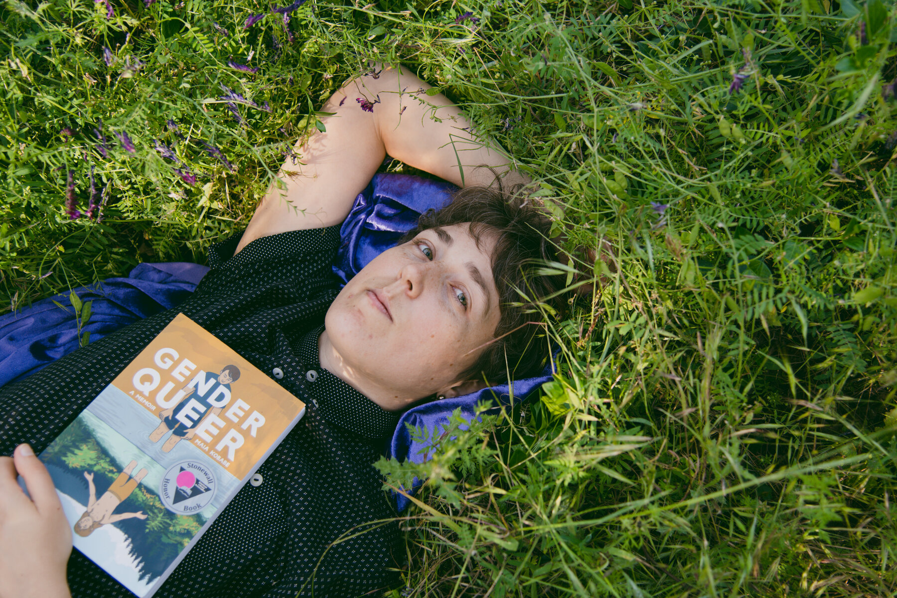 Hadde norske foreldre reagert på samme måte som de amerikanske dersom bilder av typen «Gender Queer» inneholder, var tilgjengelig i norske skolebibliotek, eller om de var brukt som del av undervisningen, spør George Gooding. Her er forfatteren av boken, Maia Kobabe. (Foto: Marissa Leshnov/The New York Times.)