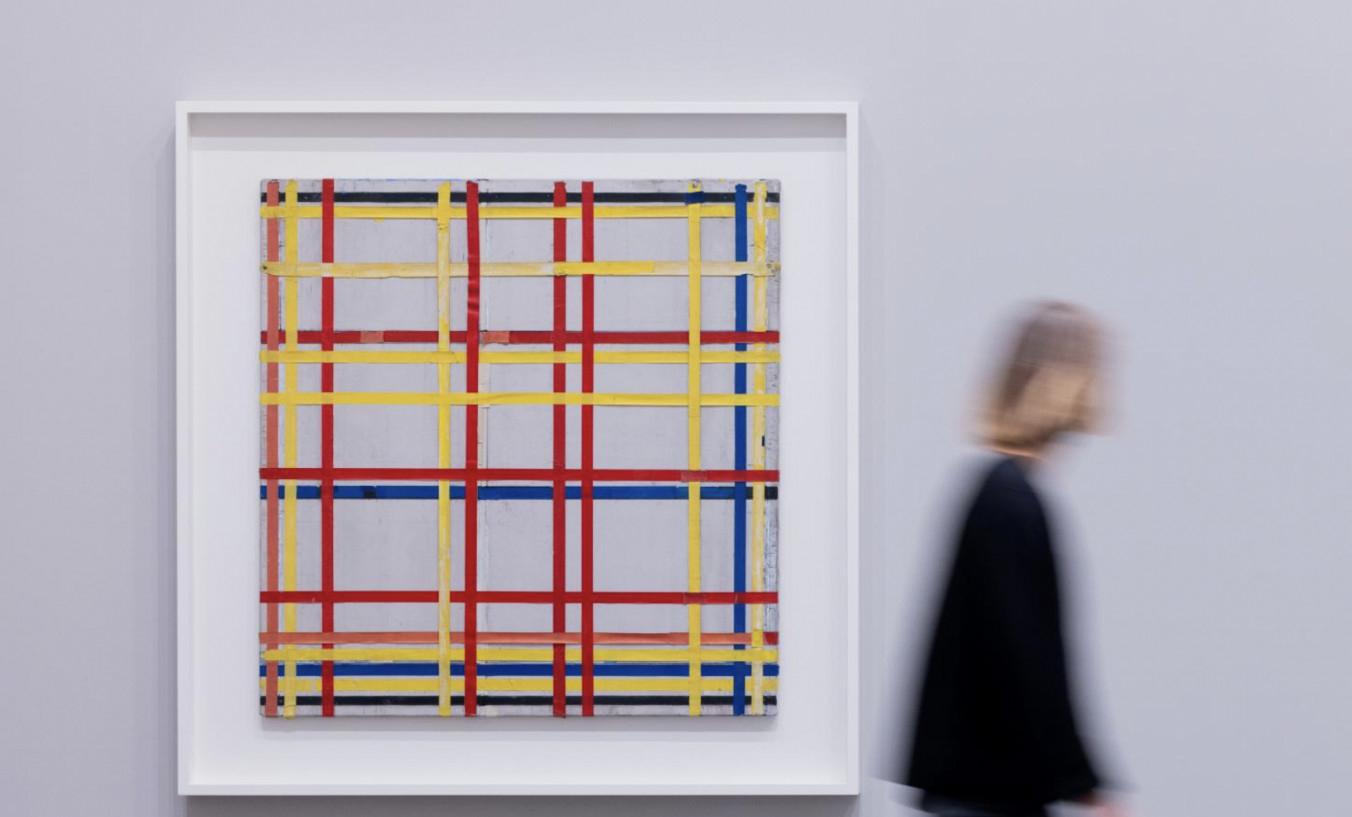 I dette fotografiet henger Piet Mondrians «New York City I» (1941) opp ned, som det har gjort i 77 år. (Foto: DPA.)