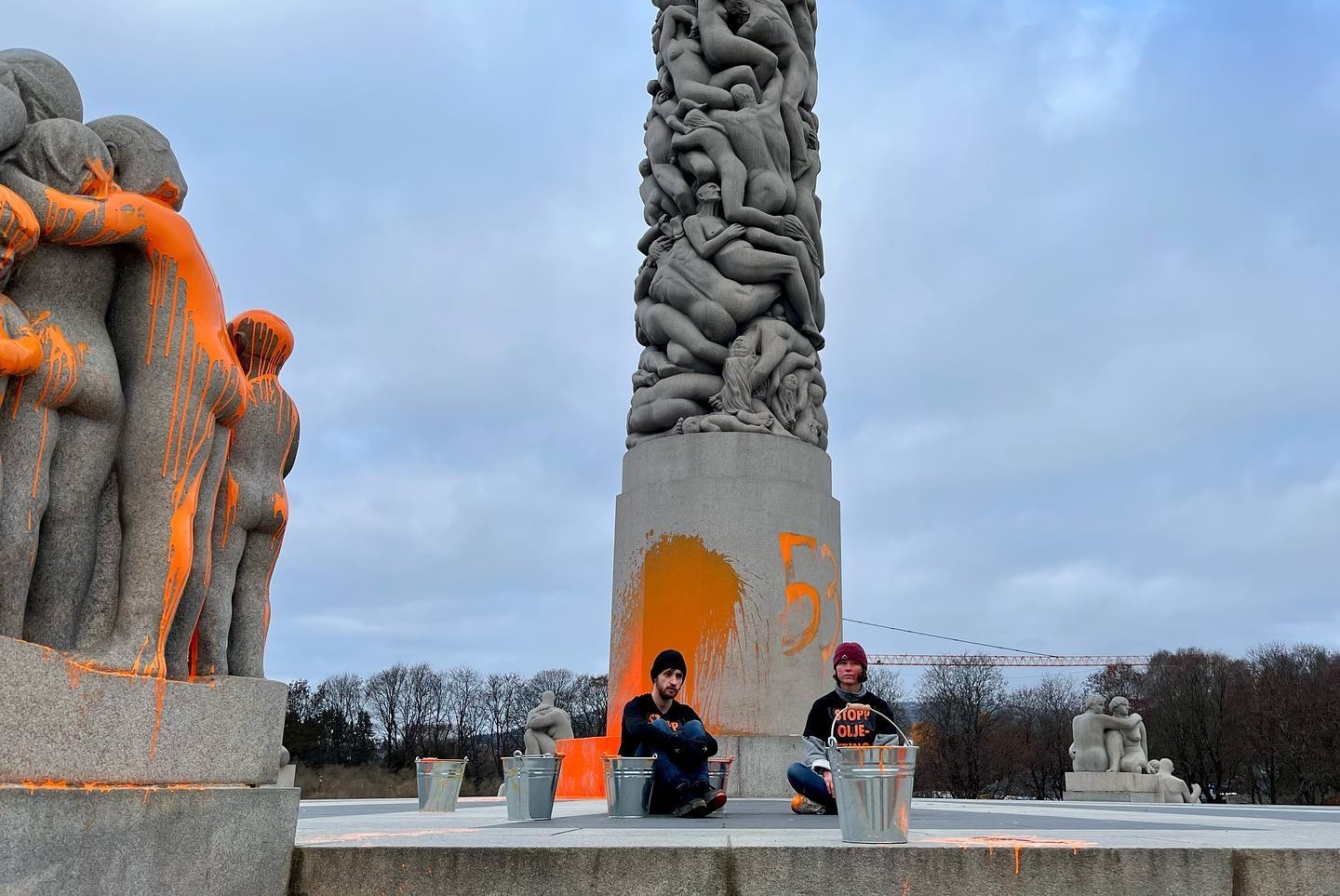 Aksjonister fra «Stopp Oljeletinga» har aksjonert i Vigelandsparken i dag. (Foto: «Stopp Oljeletinga».)