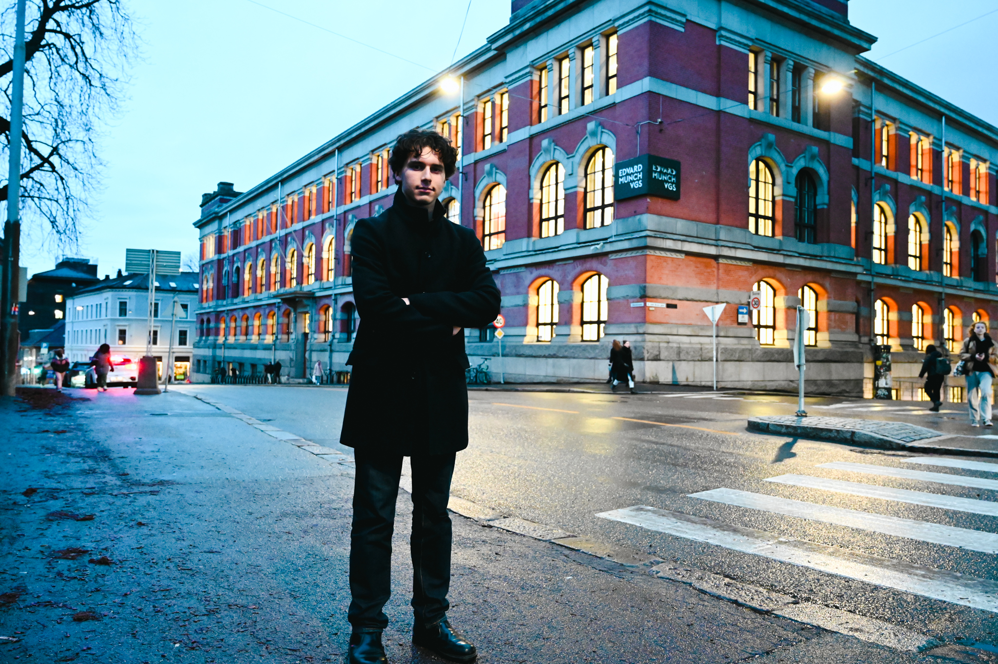 Eivind Nejad-Trondsen uten for Munch videregående i Oslo (Foto: Aurora Henni Krogh.)