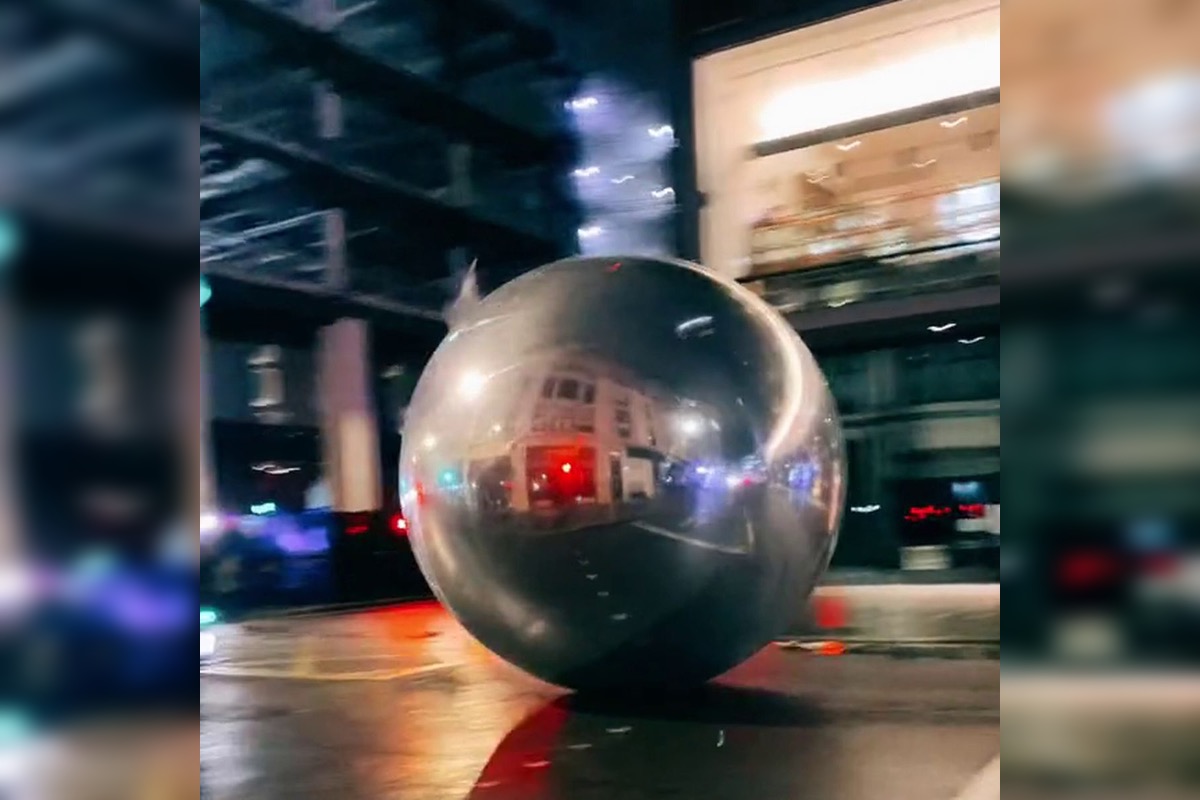 En løpsk julekule i Londons Tottenham Court Road. (Skjermbilde: Tiktok.)