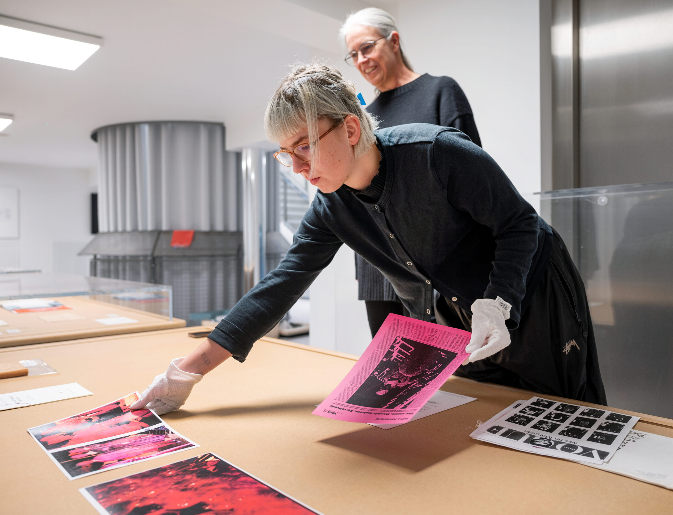 International library of fashion research med direktør Elise By Olsen. (Foto: Ina Wesenberg, Nasjonalmuseet.)