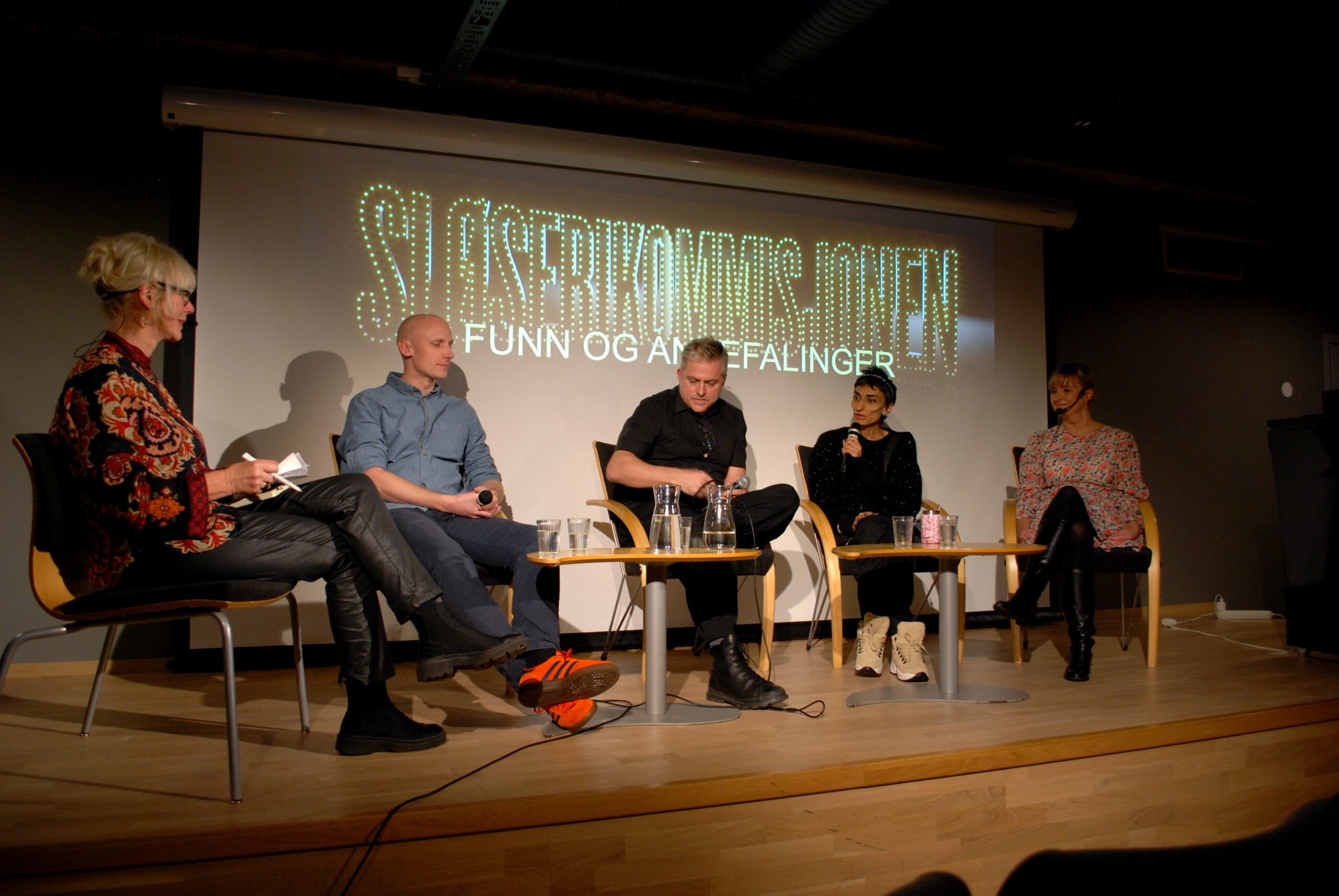 Sløserikommisjonen III Agnes Moxnes, Sløseriombudsmannen Are Søberg, regissør Morten Traavik, komiker og debattant Shabana Rehman og Agder kunstsenters Agnes Repstad.