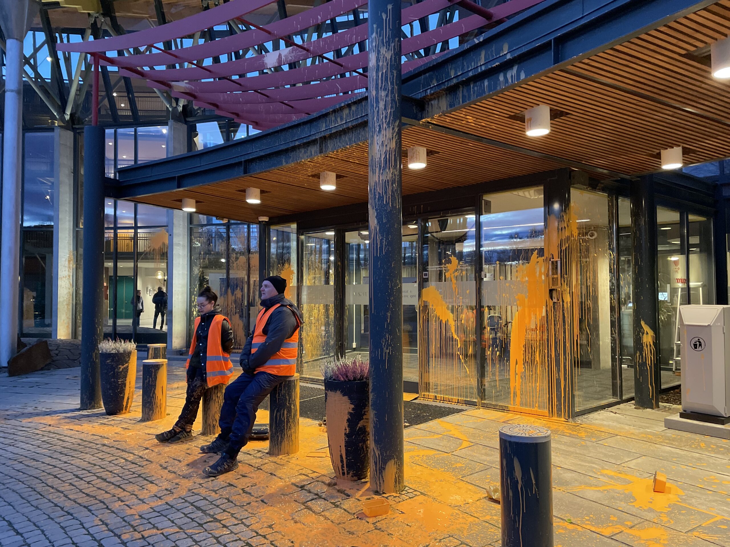 Stopp oljeletinga kaster maling på Equinor-bygget på Rotvoll i Trondheim. (Foto: Martin Tilrem.)
