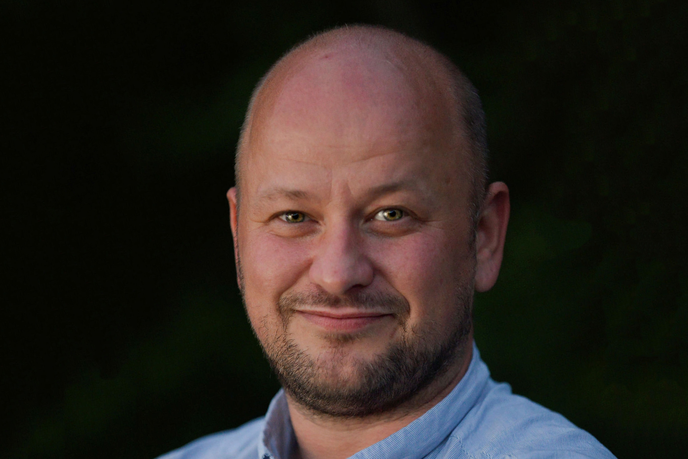 Mikael Scott Bjerkeli i Harry Benjamin ressurssenter (HBRS). (Foto: Ole Kristian Bjerkeli.)