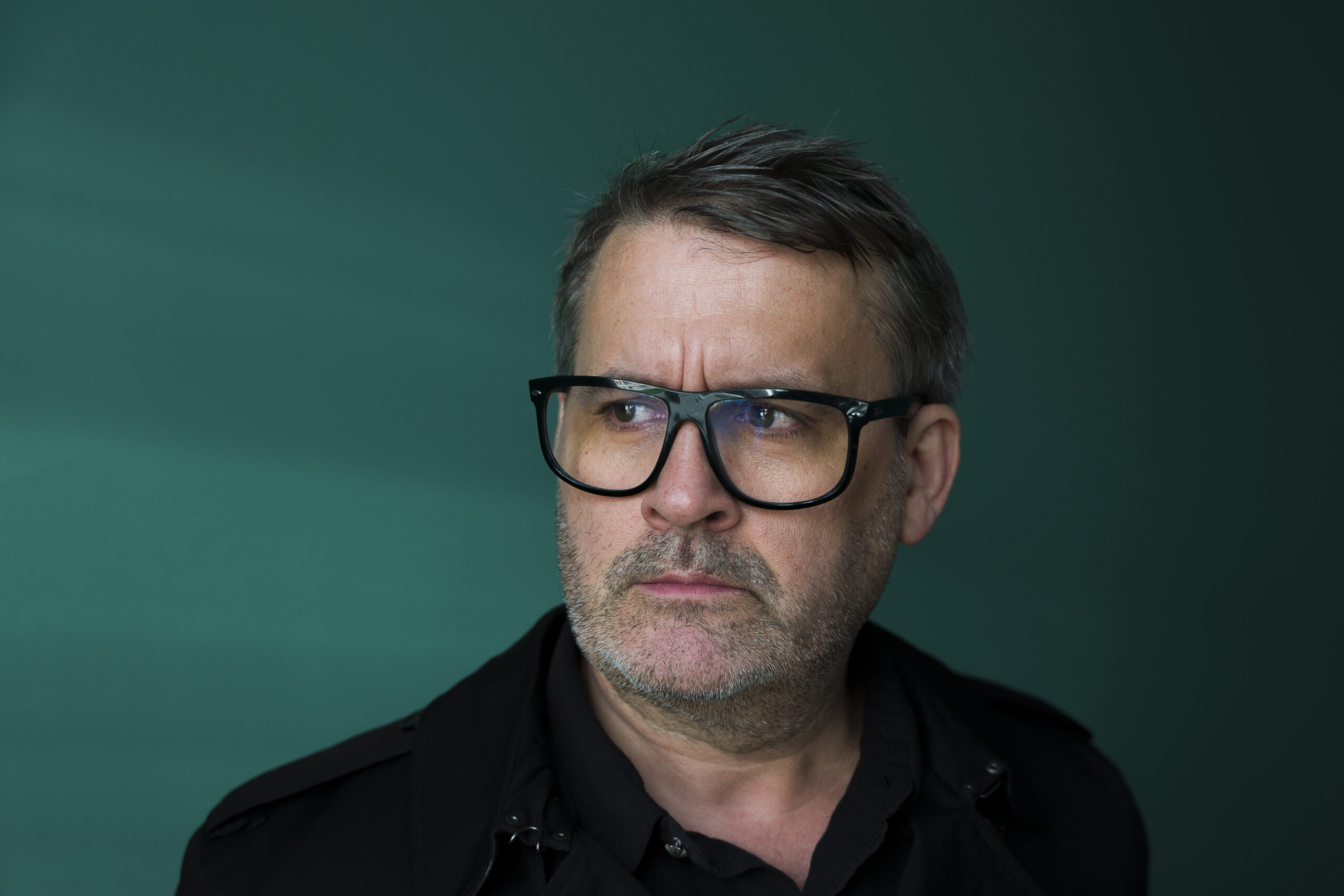 Thomas Seltzer har gått sitt eige fedreland etter i saumane. Det har blitt til TV-serien UXA og nå også boka om eit forfalle land. (Foto: Tobias Willumstad/ Forlaget Oktober)