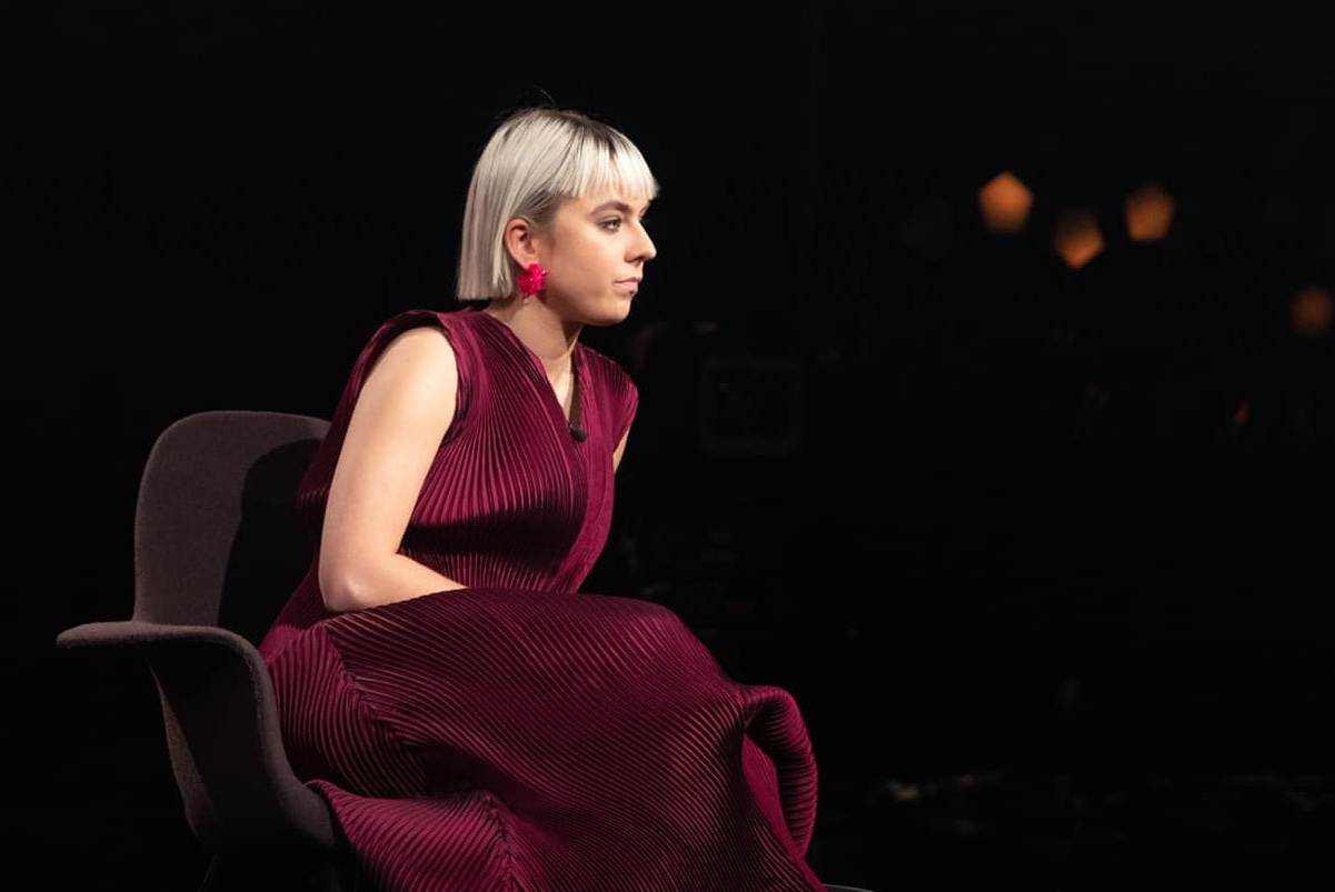 Elise By Olsen hos Lindmo. (Foto: NRK/Presse.)