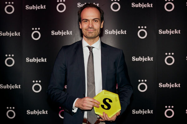 Wolfgang Wee vant Subjekts hederspris Årets Subjekt under Subjektprisen 2022. (Foto: Helge Brekke.)