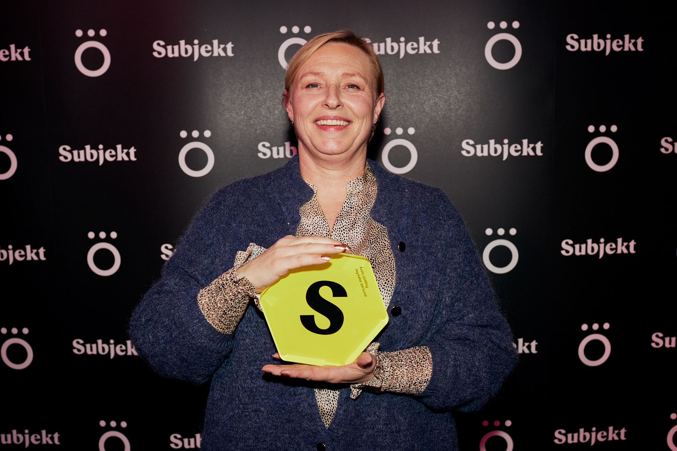 «Jeg kaller det kunst» vant Årets utstilling. Her ved en av kuratorene: Randi Godø. (Foto: Helge Brekke.)