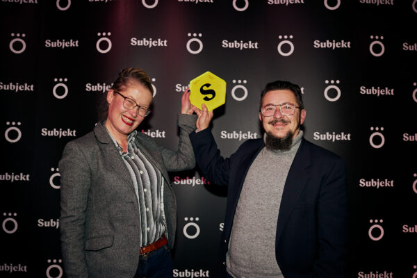 Duoen Alt Går Bra (Agnes Nedregård og Branko Boero Inwinkelried) vant Årets kunstner på Subjektprisen 2022. (Foto: Helge Brekke.)