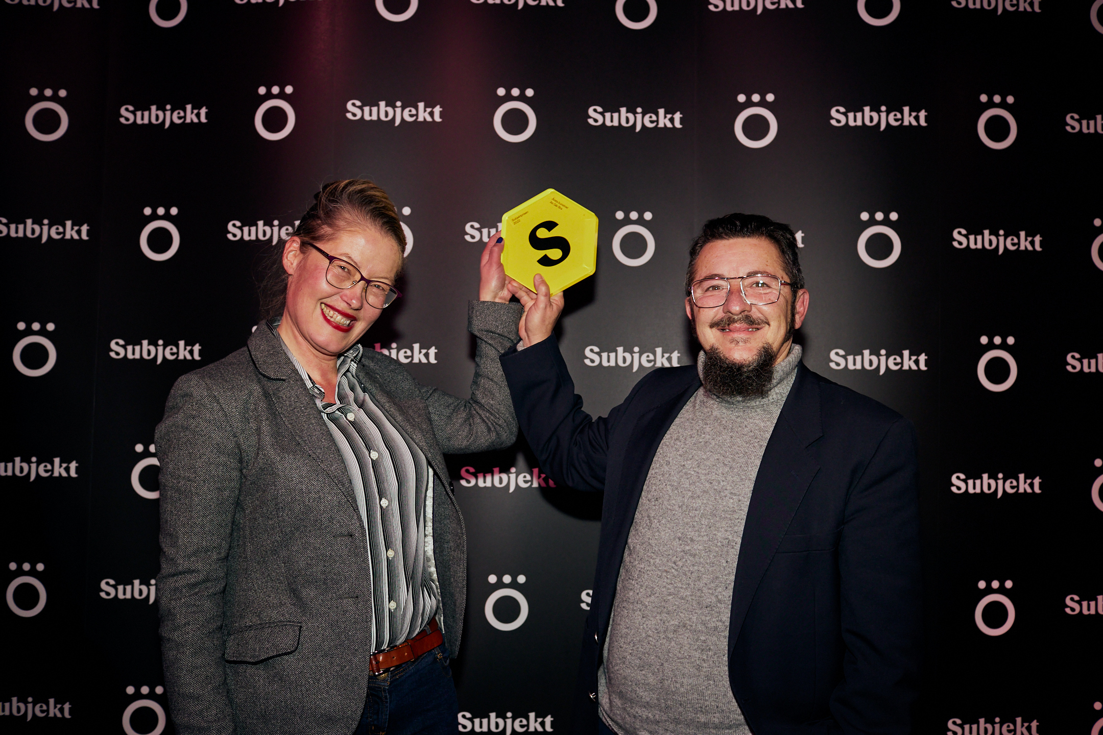 Duoen Alt Går Bra (Agnes Nedregård og Branko Boero Inwinkelried) vant Årets kunstner på Subjektprisen 2022. (Foto: Helge Brekke.)