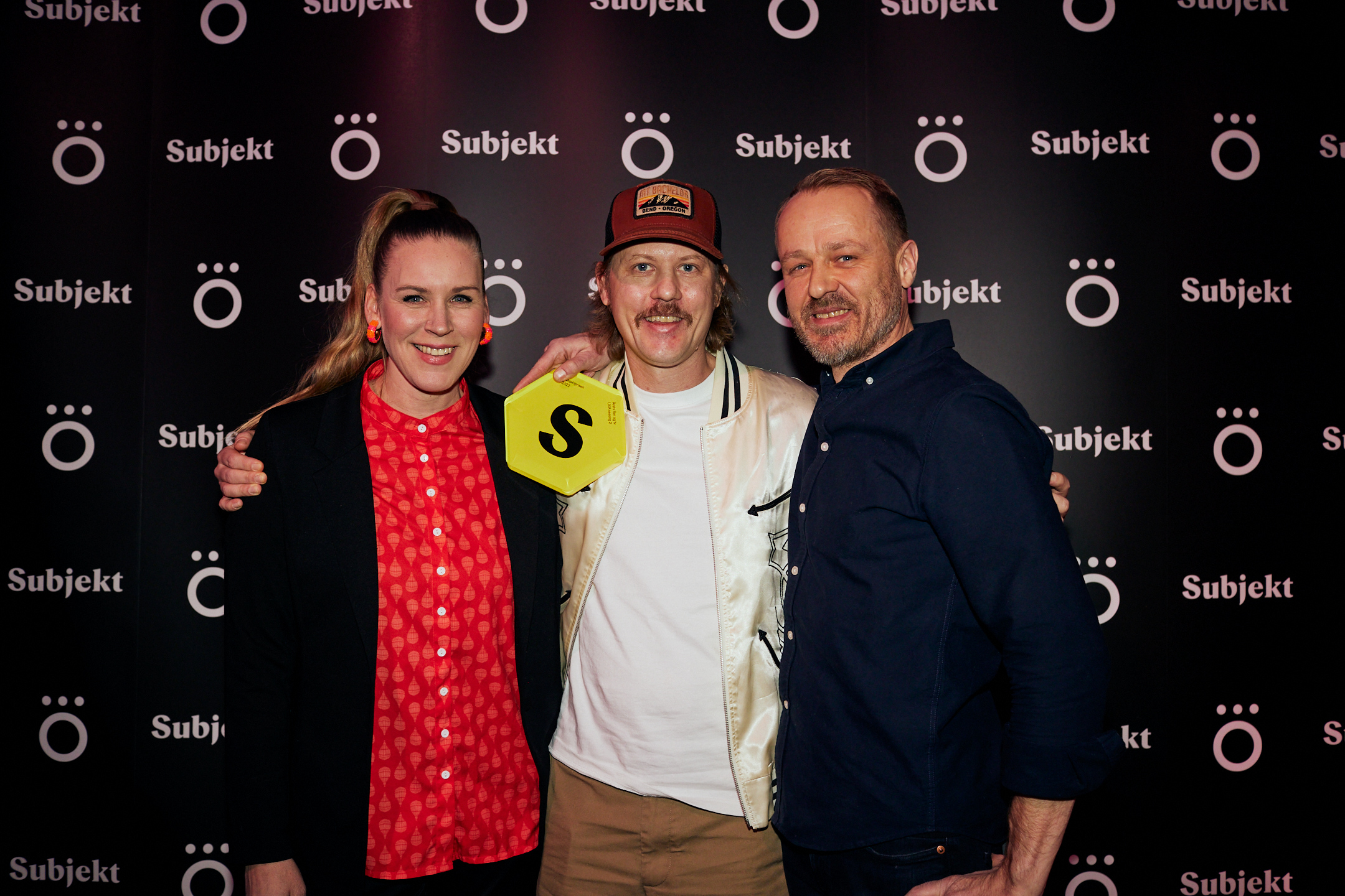 Andre sesong av «UXA» vant Årets film og TV under Subjektprisen 2022. Her ved Hege Aarflot Nelvik, Halvor Haugen og Thomas Sobstad. (Foto: Helge Brekke.)