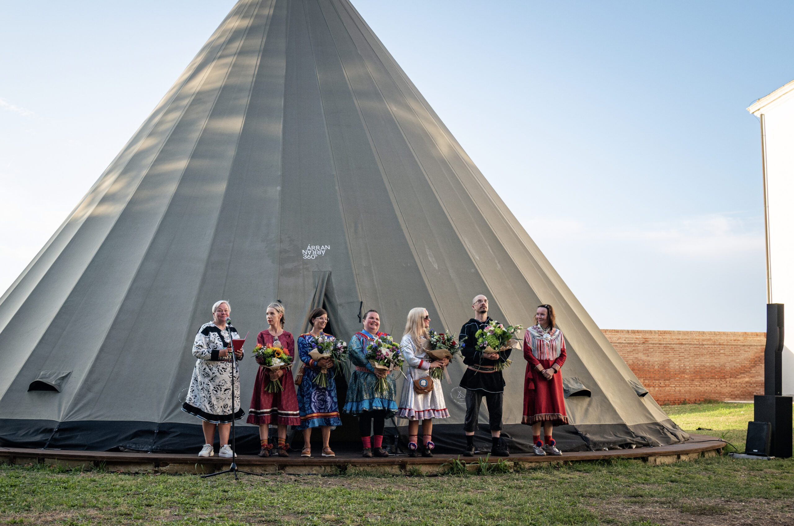 «Árran 360» viser filmene «Eallu – Girdnu” av Elle Márjá Eira, “Ovias» av Ann Holmgren Aurebekk, «Muohtacalmmit» av Hans Pieski, «Eadni» av Liselotte Wajstedt, «Áfruvvá» av Marja Helander og «Daate Dijjien» av Siljá Somby. (Foto: «Árran 360».)