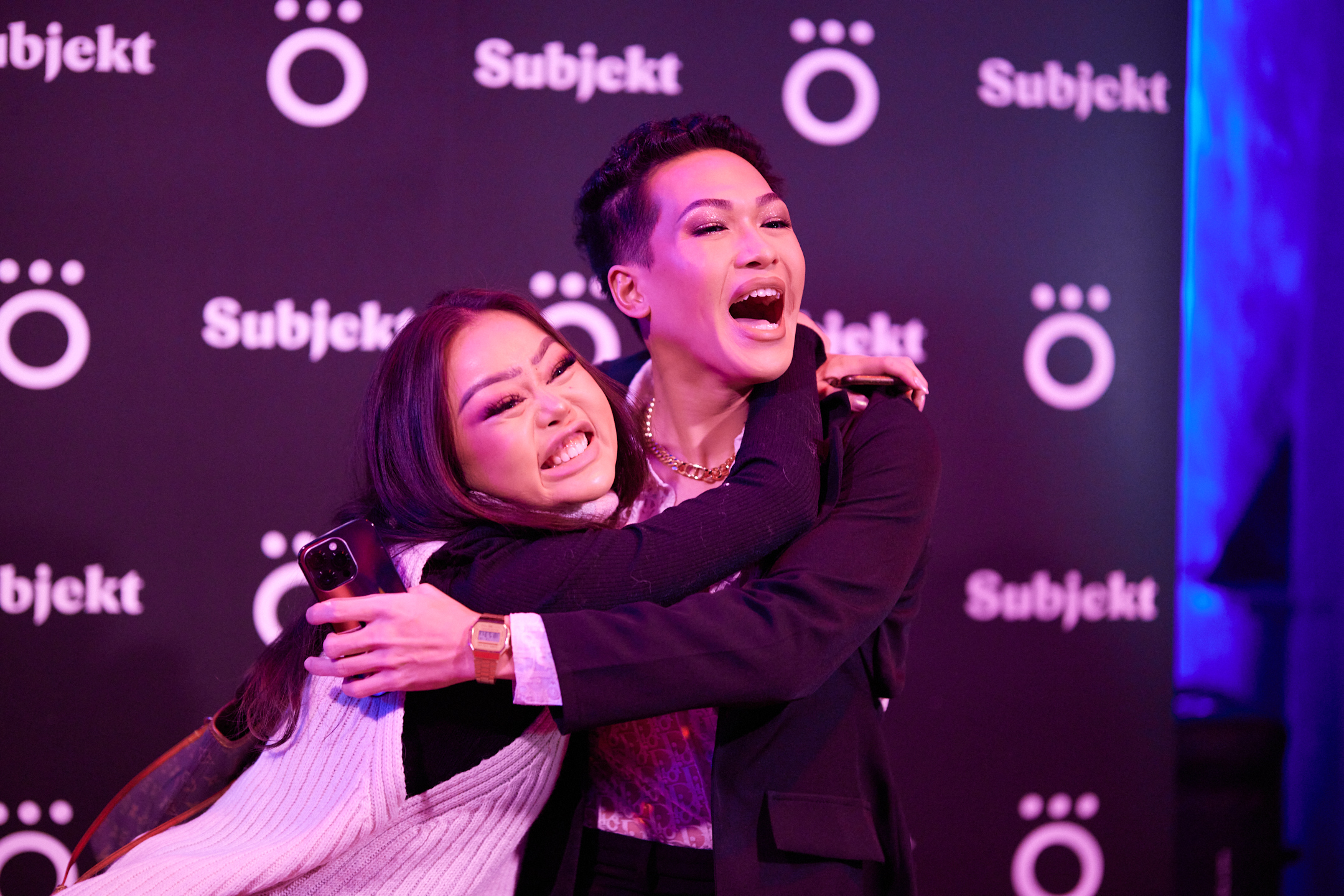 Jenny Huse og Tim Kirstian koser seg på rød løper. (Foto: Helge Brekke.)