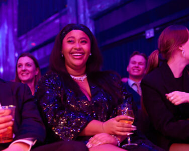 Skuespiller Martin Øvrevik og Fetisha koser seg godt. (Foto: Helge Brekke.)