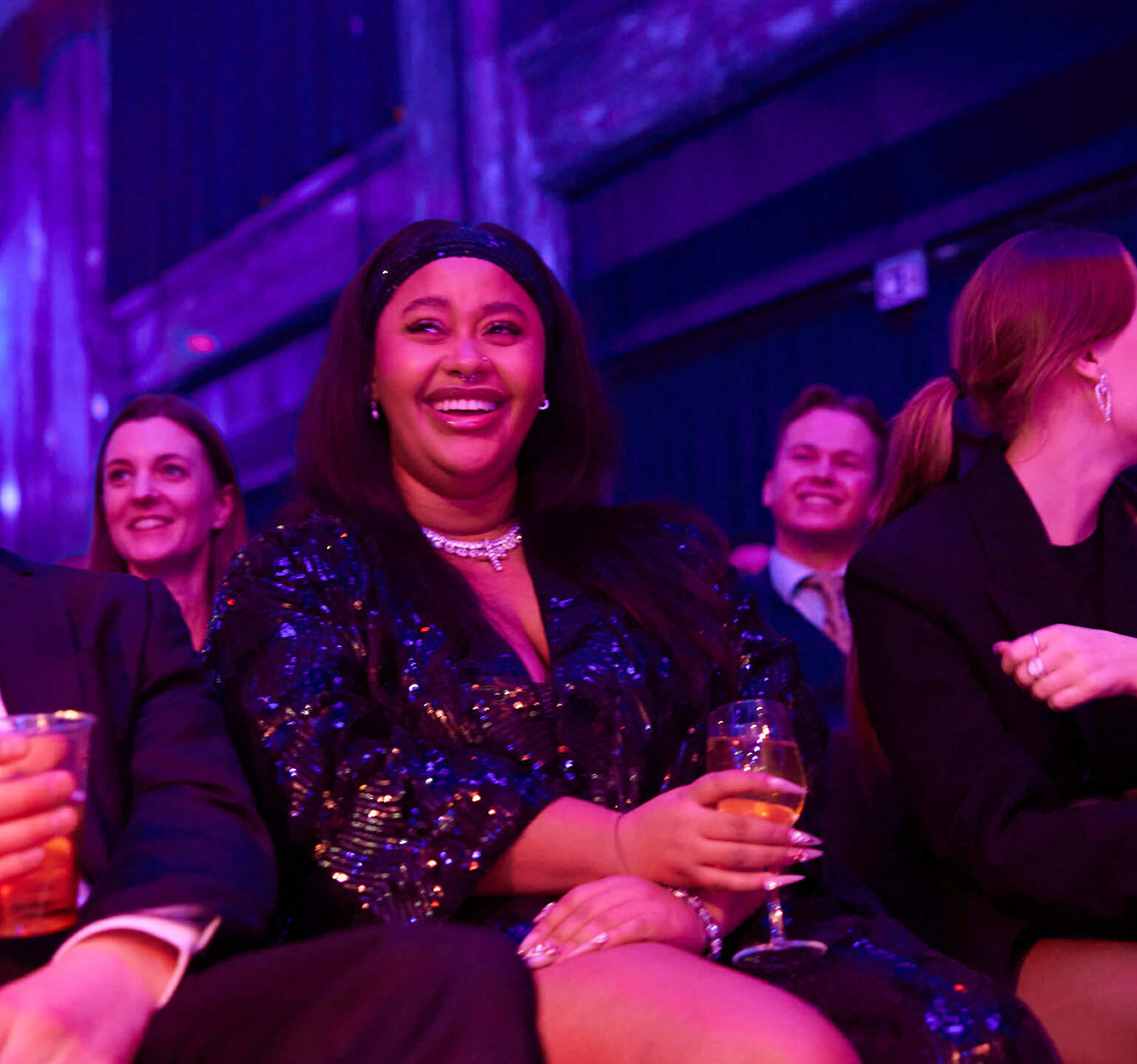 Skuespiller Martin Øvrevik og Fetisha koser seg godt. (Foto: Helge Brekke.)