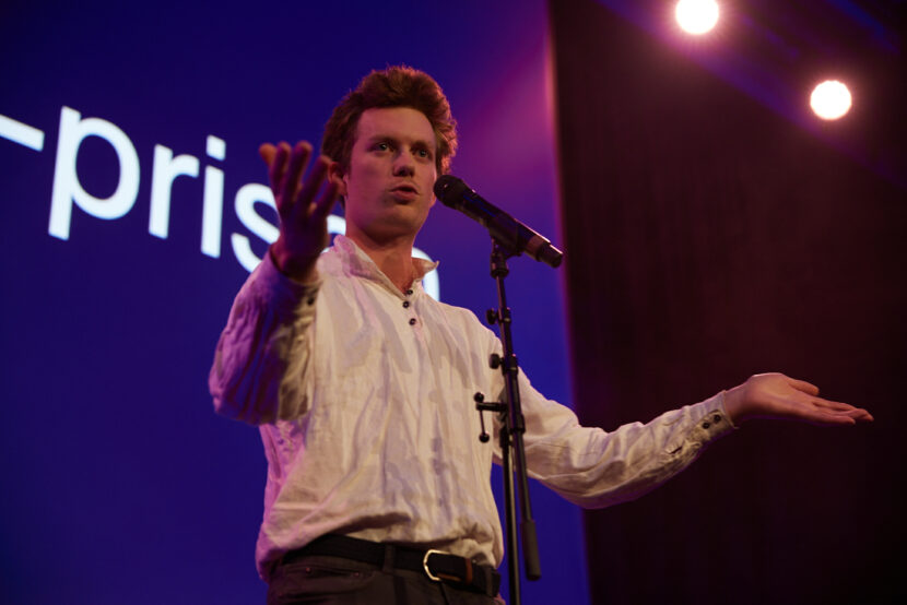 Øde Nerdrum leverte historietime og hardtslående humor. (Foto: Helge Brekke.) 