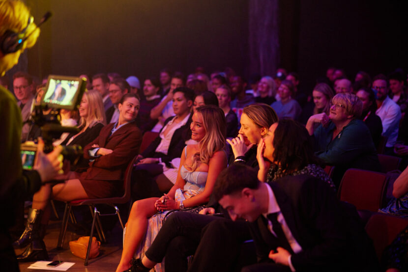 Det var flere som lo. (Foto: Helge Brekke.)