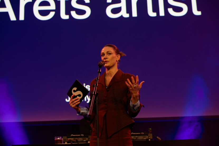Jenny Skavlan sjekker om det fortsatt er li i publikum. Svaret var heldigvis ja. (Foto: Helge Brekke.) 
