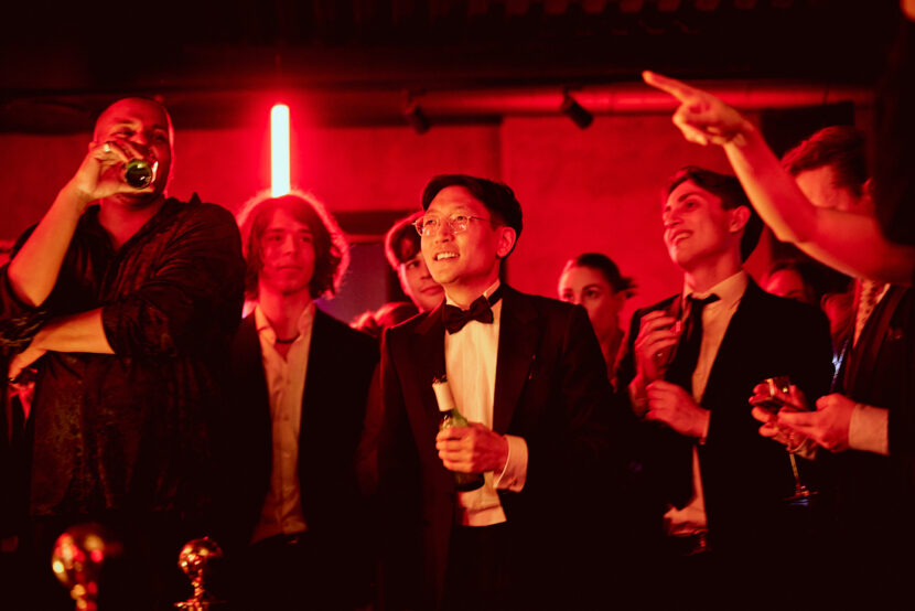 Sjefredaktør i Subjekt, Danby Choi, koser seg med Oscar Blessons opptreden på etterfesten. (Foto: Helge Brekke.)