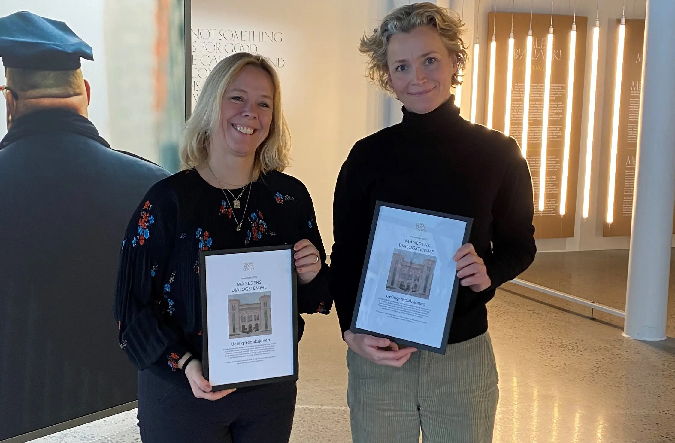 Programleder Ingunn Solheim og NRK-vaktsjef Anne Katrine Førli mottok utmerkelse for «Ueinig». (Foto: Nobels fredssenter.)