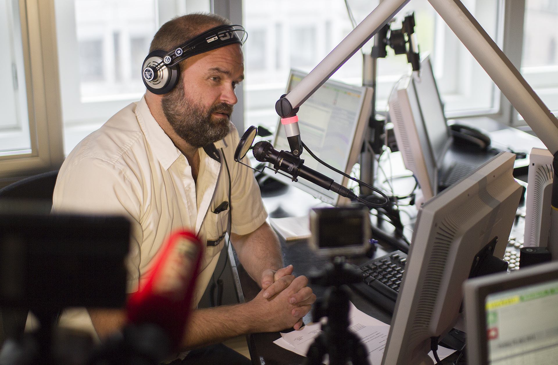 Atle Antonsen snakker ut om rasismehendelsen med Sumaya Jirde Ali på Bar Boca i Oslo, på radioprogrammet «Misjonen» i P4. Medprogramleder er Johan Golden. (Foto: Presse.)