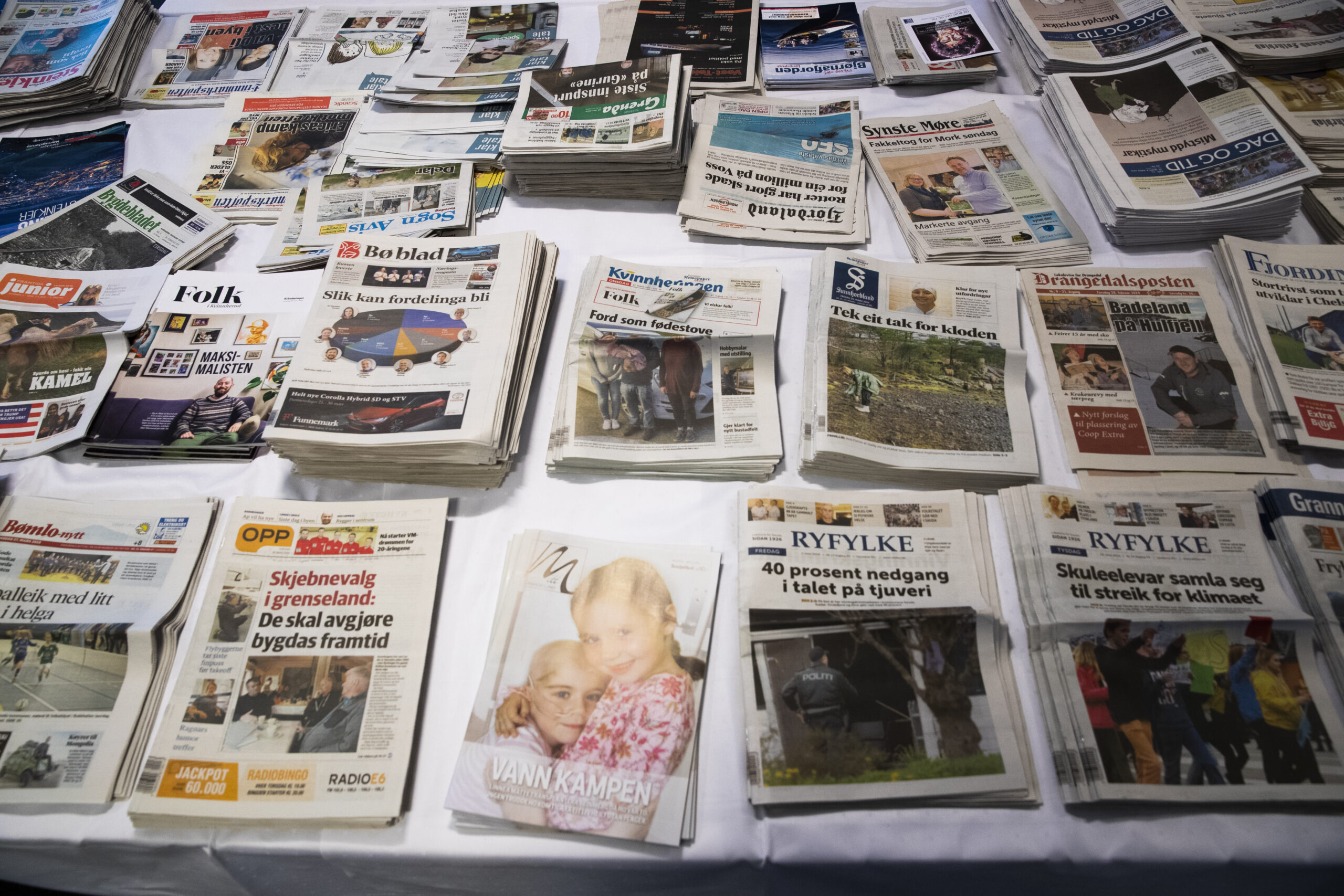DRAMMEN 20190329. Bord fult med lokalaviser under Landslaget for lokalaviser (LLA) sitt landsmøte på Scandic Ambassadeur Hotel I Drammen. (Foto: Berit Roald/NTB.)