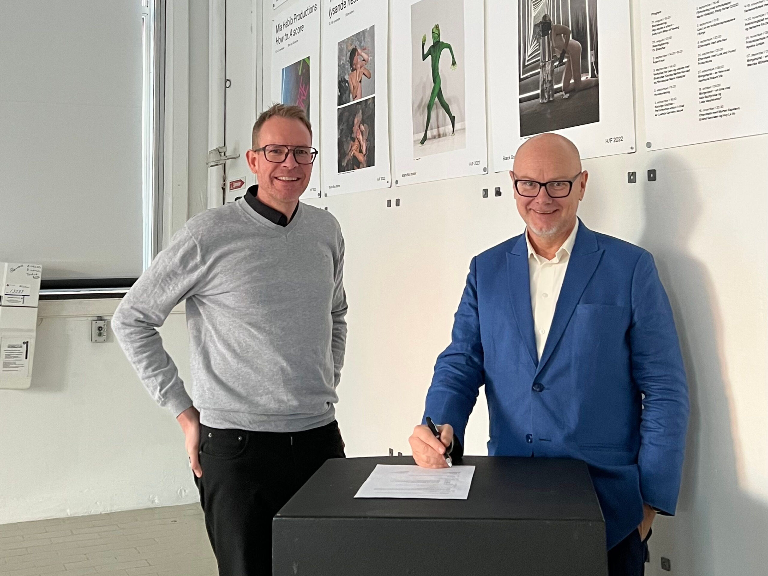 Administrasjonsleder Roger Karlsen og teatersjef for black Box, Jørgen kundsen, signerer ny leieavtale. (Foto: Anna Penkova.)