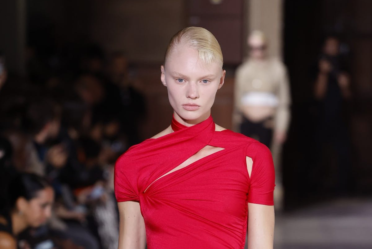 Viva Magenta er årets farge. Her på catwalken under Copernis SS23 visning. (Foto: Coperni.)