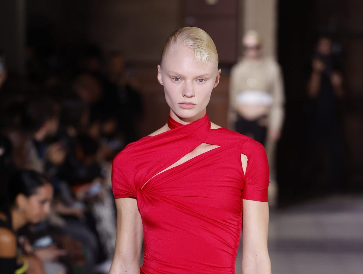 Viva Magenta er årets farge. Her på catwalken under Copernis SS23 visning. (Foto: Coperni.)