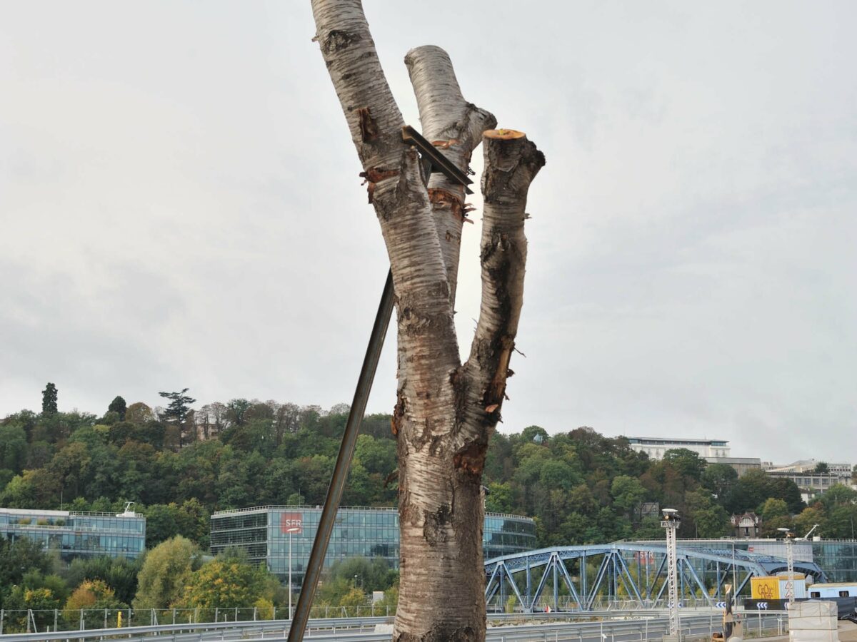 Oscar Tuazon stiller ut «Water school» ved Bergen Kunsthall. (Foto: Presse.)