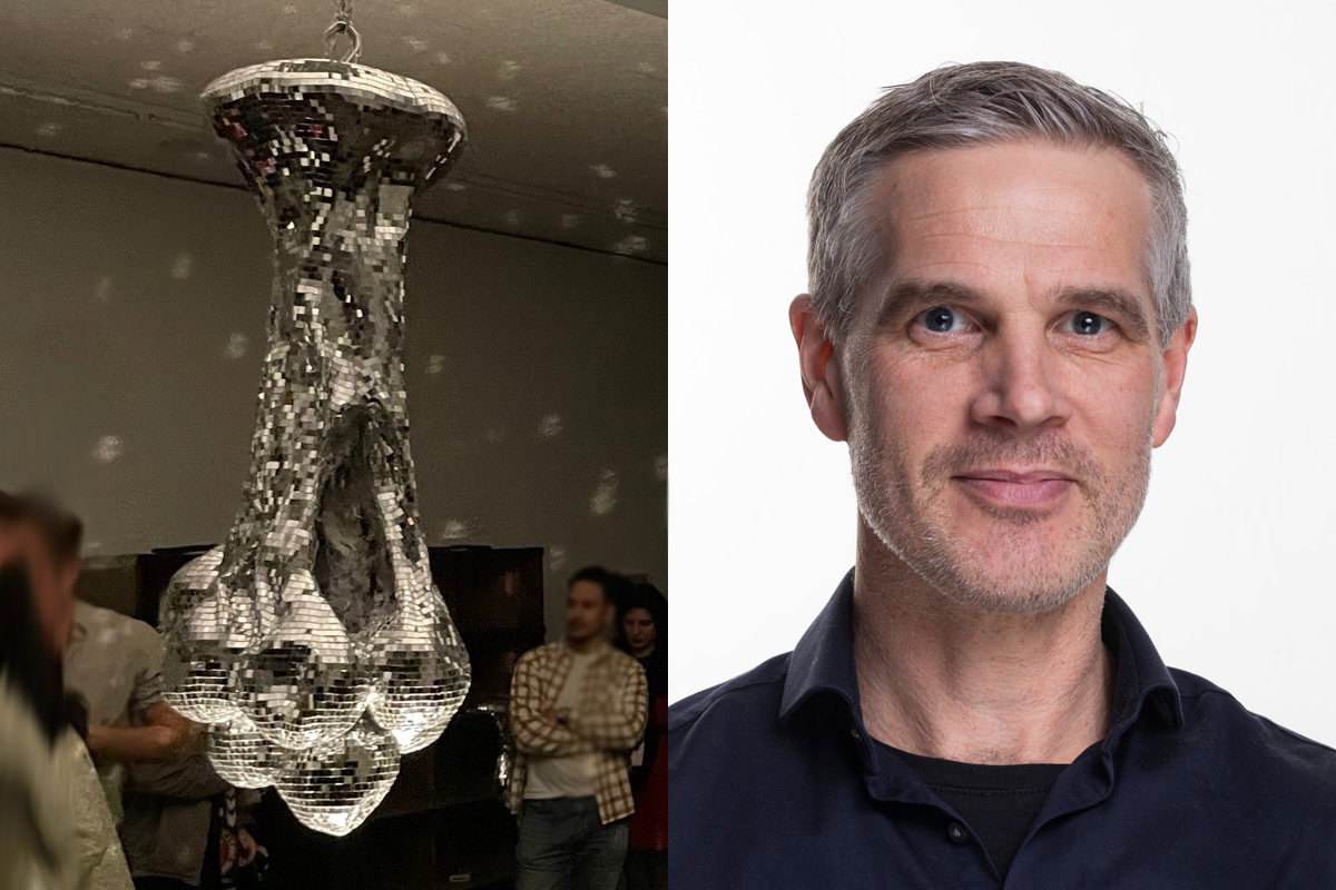 Billedkunstner Roald Andersen d.y. og den nye versjonen av testikkelverket «Disco», utstilt i Danmark. (Kollasj: Subjekt.) 3:2