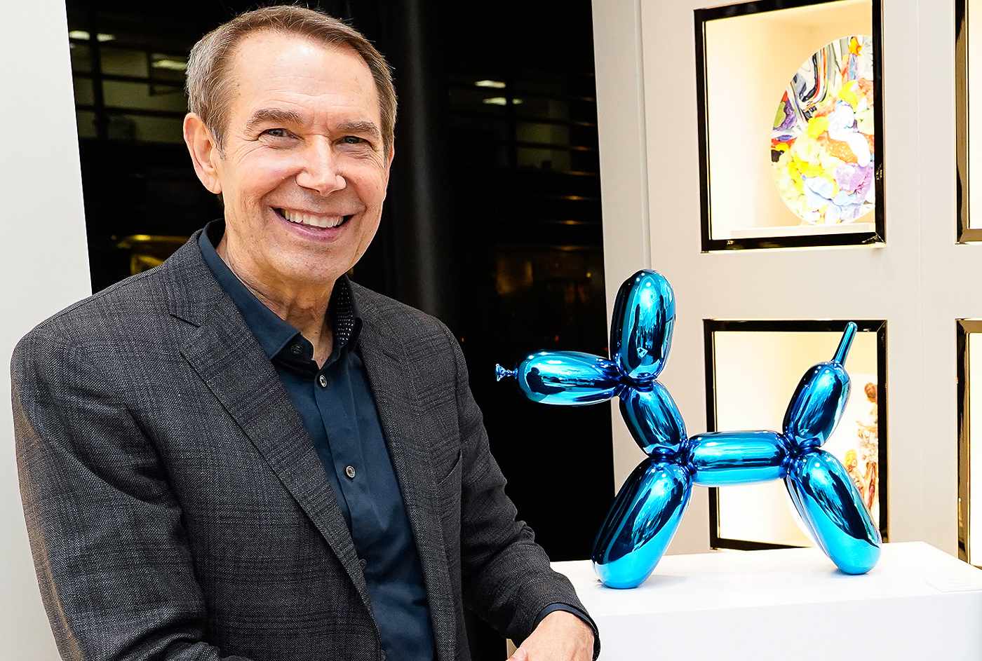 Samtidskunstner Jeff Koons med én av sine ikoniske «Balloon Dog»-skulpturer i en annen sammenheng. (Foto: Getty.)