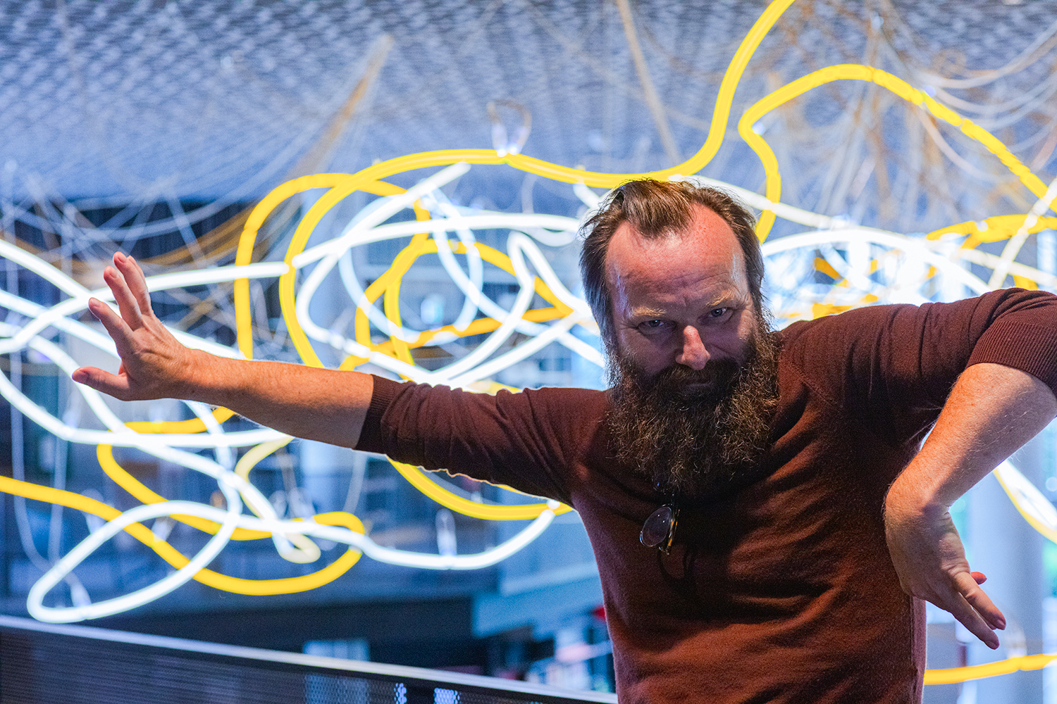 Lars Ø. Ramberg forran kunsten sin på Deichmann. (Foto: Werner Zellien.)