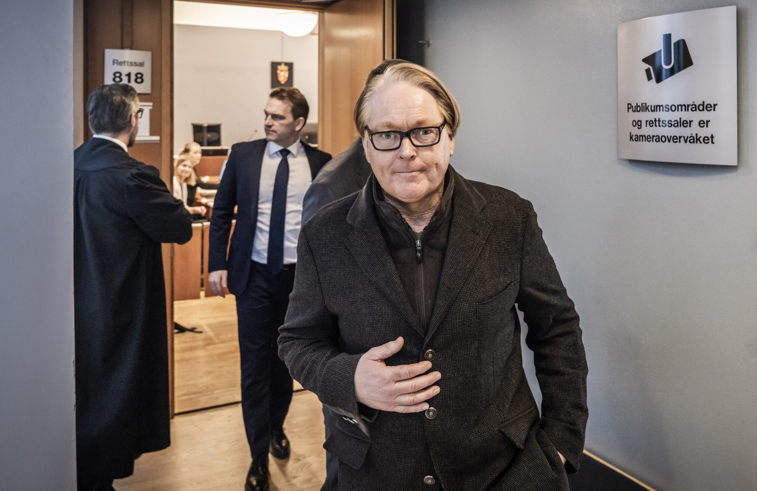 Oslo 20230213. Rettssaken mot kunsthandler John Hedemark starter i Oslo tingrett mandag. Han er tiltalt for grovt bedrageri etter at han solgte minst 91 bilder som han selv hadde malt under navnene Werner Jensen, Erik Kron eller Knut Olesen. Selv nekter han straffskyld og har sagt til NRK at navnene er pseudonymer. (Foto: Ole Berg-Rusten/NTB.)