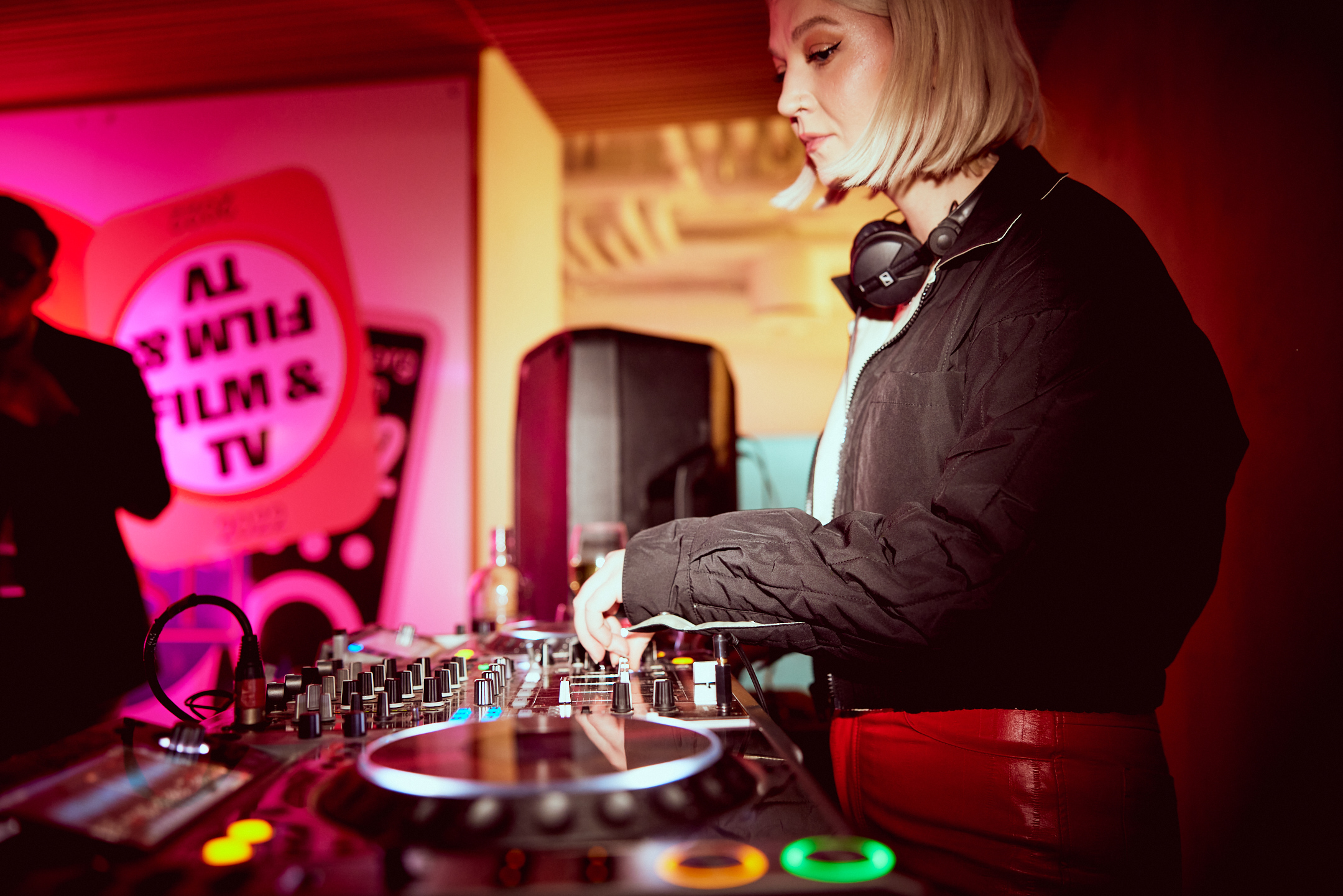 DJ på Subjektprisens etterfest. (Foto: Helge Brekke.) tolvtommeren dansemusikk lifjell smith-simonsen Jakobsen