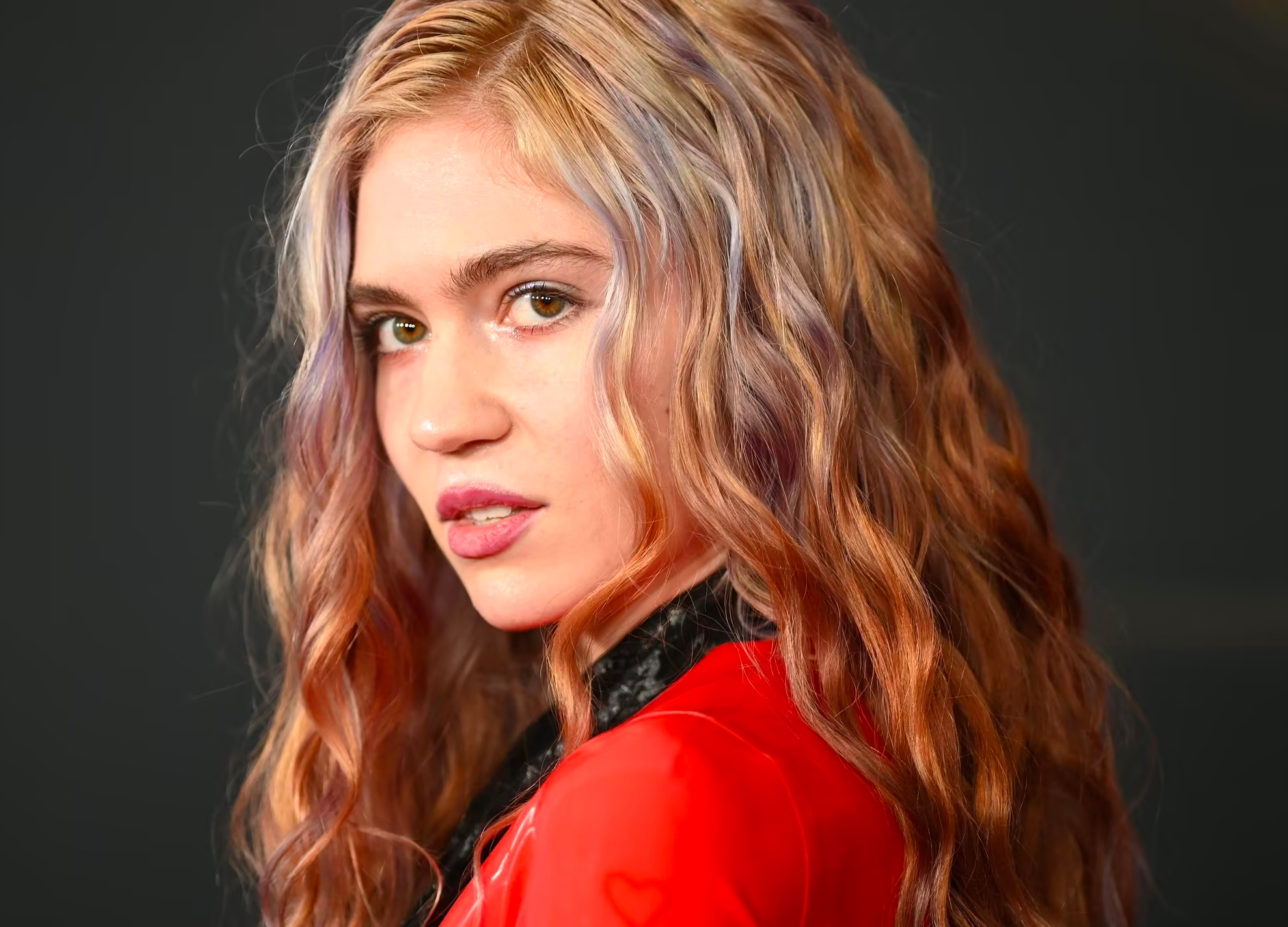 Da The Weeknd og Drakes nye hit viste seg å være laget av KI, ble den fort tatt ned. Men artisten Grimes har ikke noe imot «deepfakes», på én betingelse.