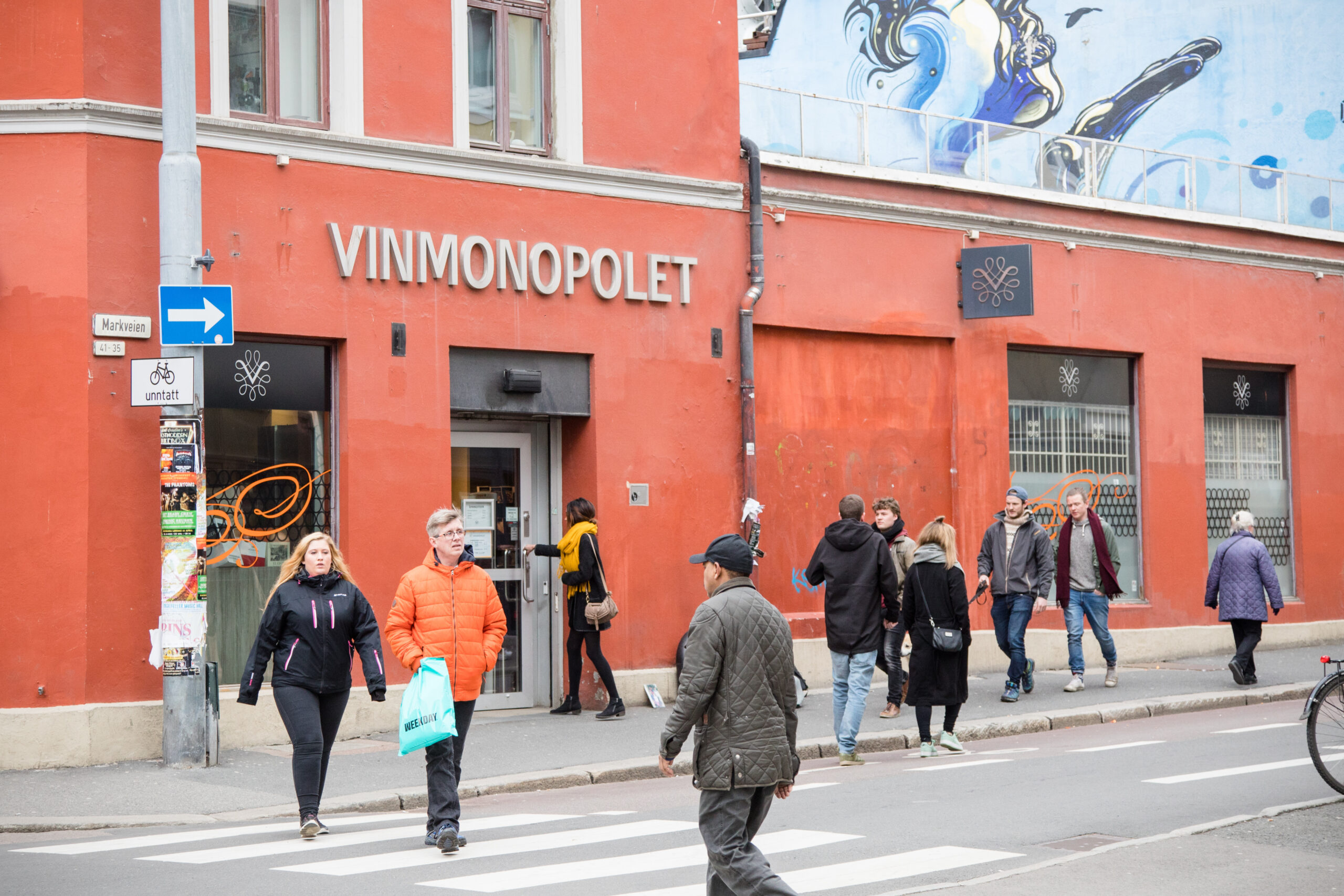 Oslo 20170415. Vinmonopolets lokaler i Markveien på Grünerløkka i Oslo på påskeaften. I år er det første gangen Vinmonopolet holder åpent denne dagen. Foto: Audun Braastad / NTB